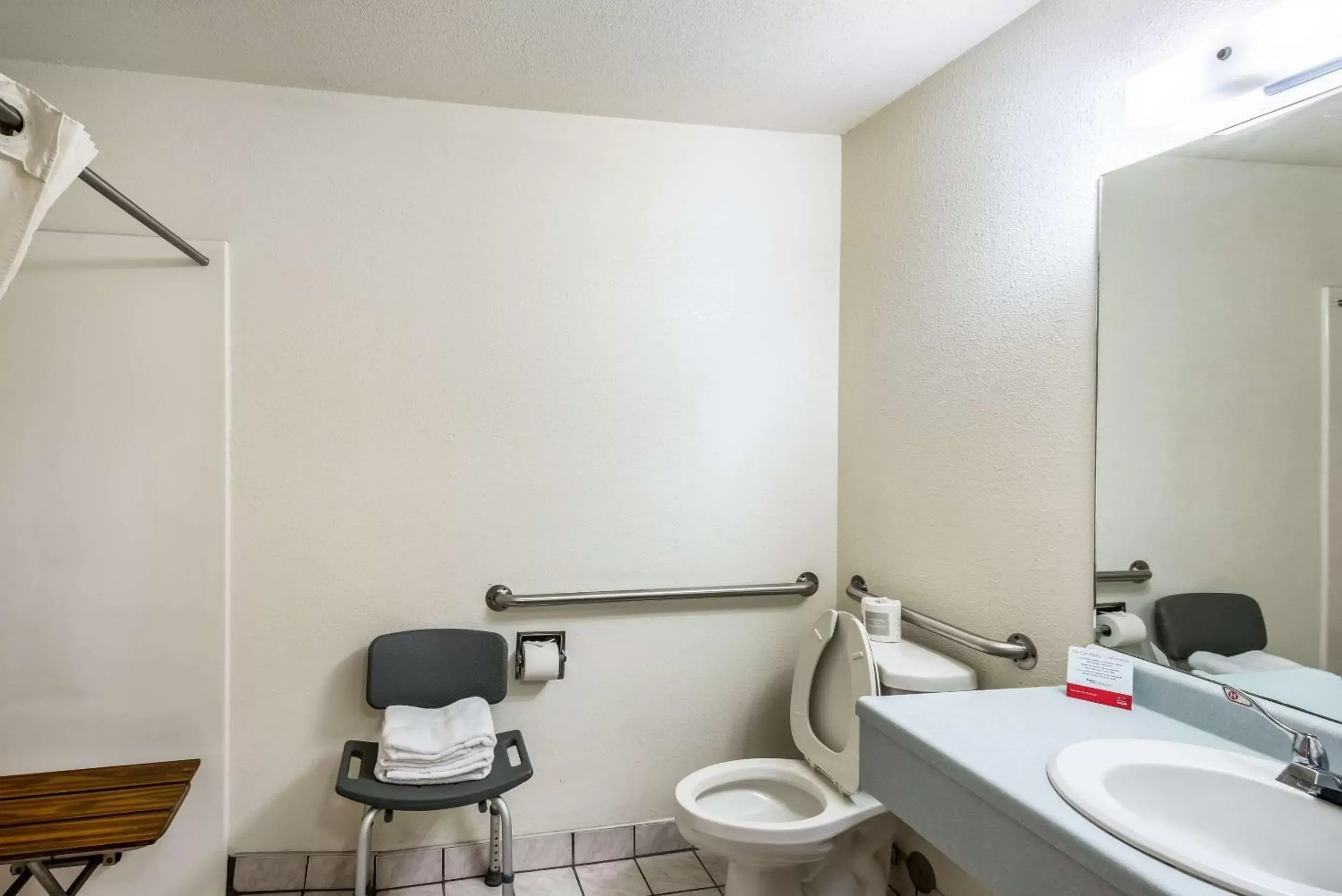 Bathroom in Econo Lodge Canon City