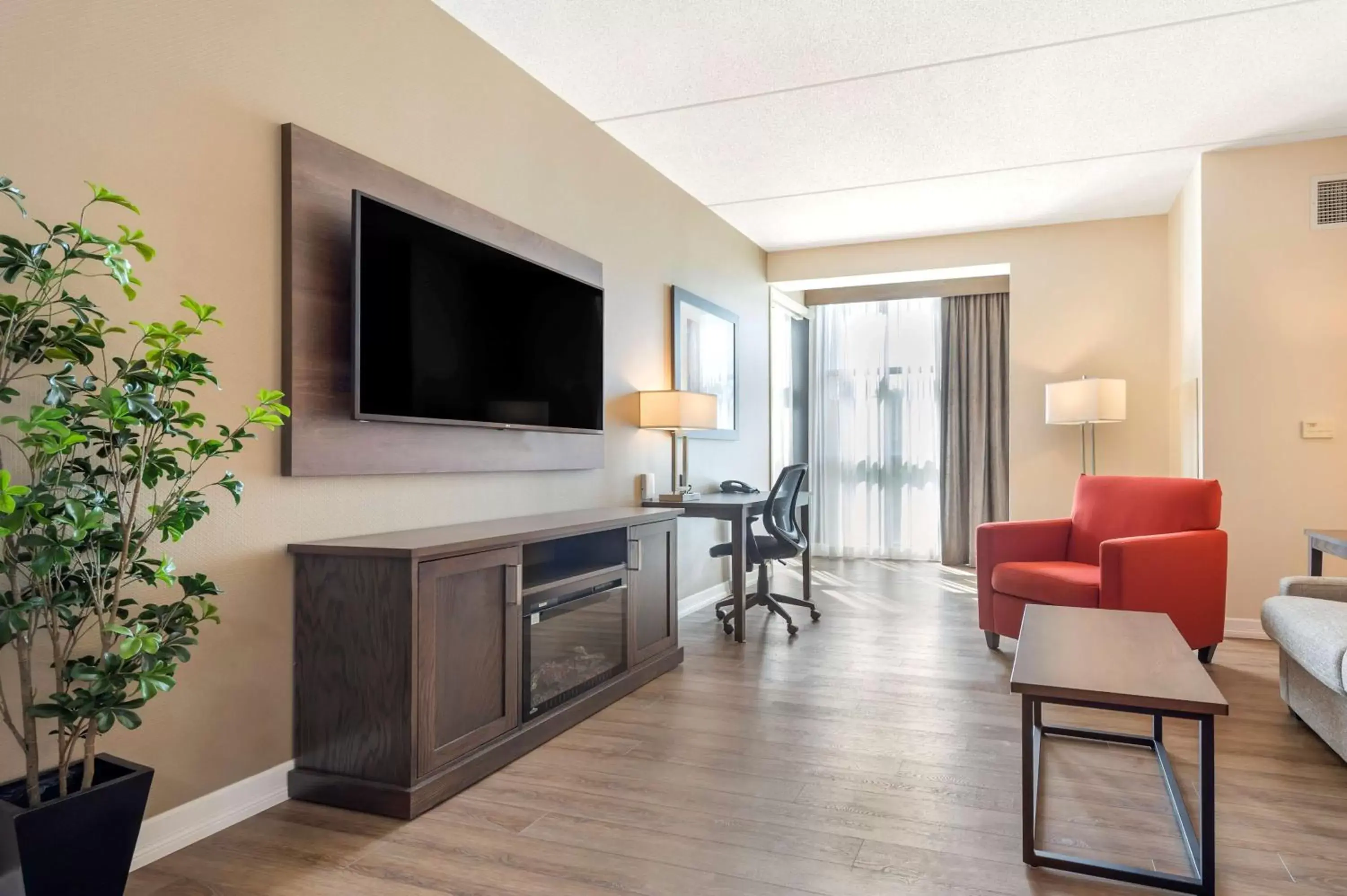 Bedroom, TV/Entertainment Center in Best Western Plus Perth Parkside Inn & Spa