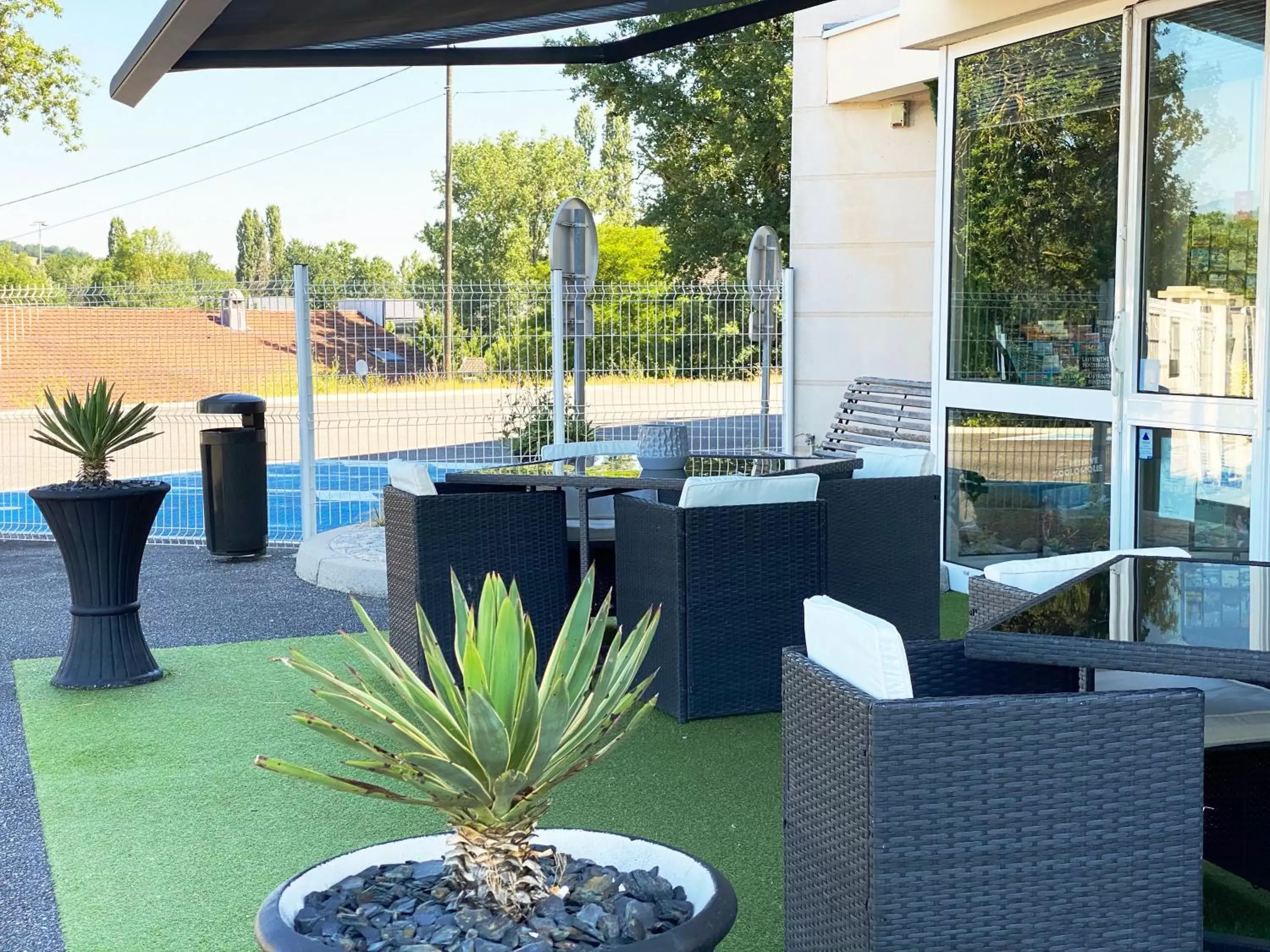 Patio in Hôtel Kyriad Brive Ouest