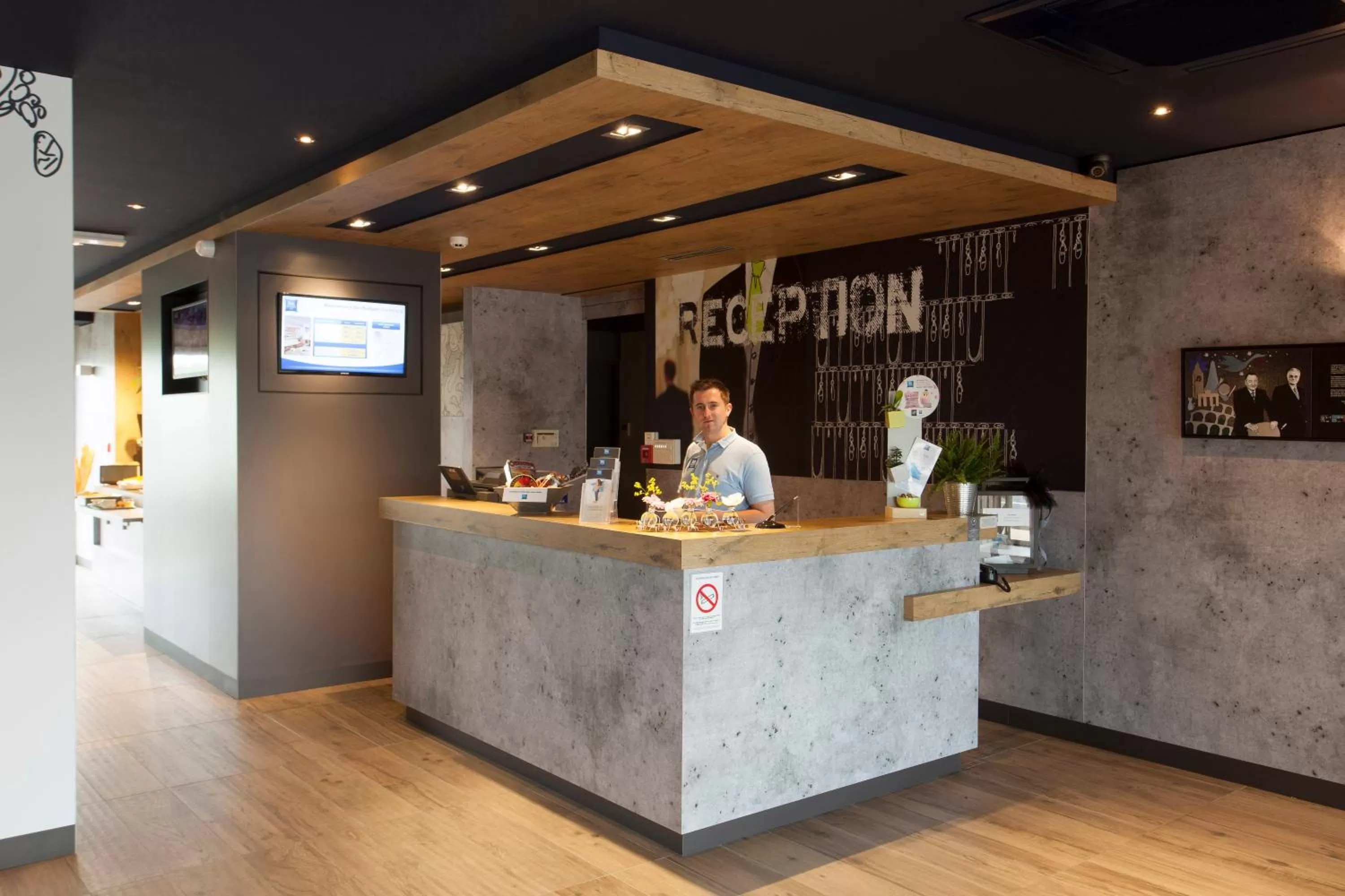 Lobby or reception in ibis budget Cherbourg - La Glacerie