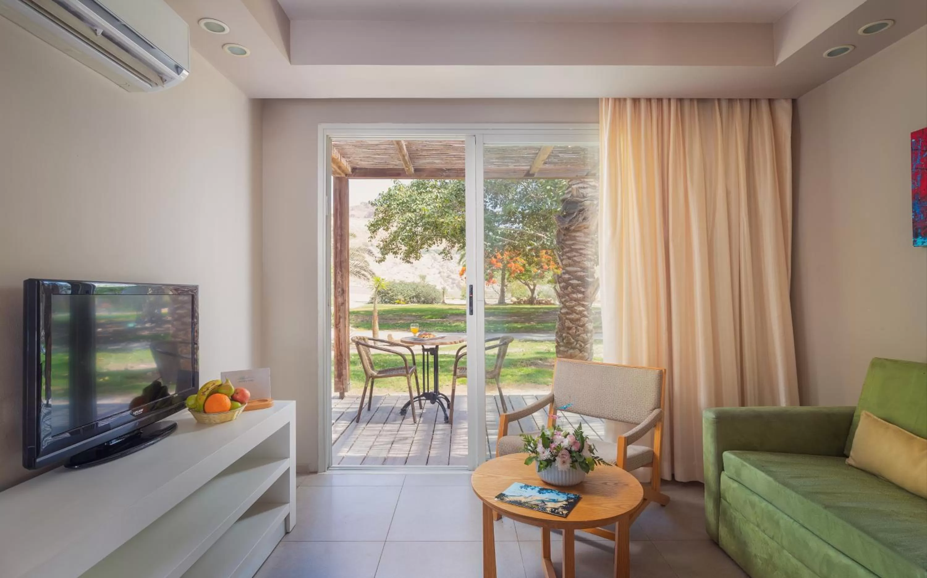 Living room in Ein Gedi Kibbutz Hotel