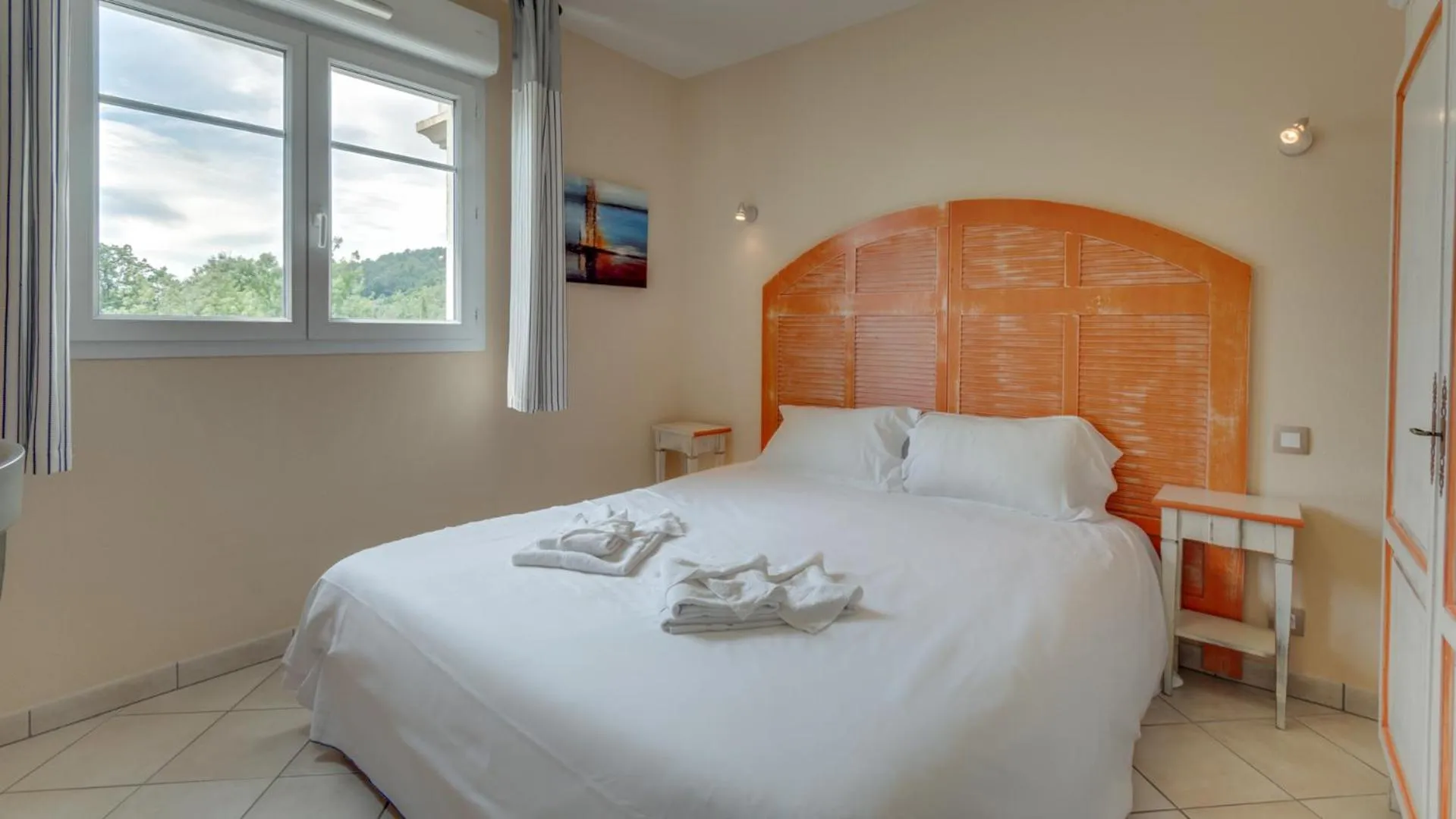 Photo of the whole room, Bed in Vacancéole – Le Domaine de Camiole