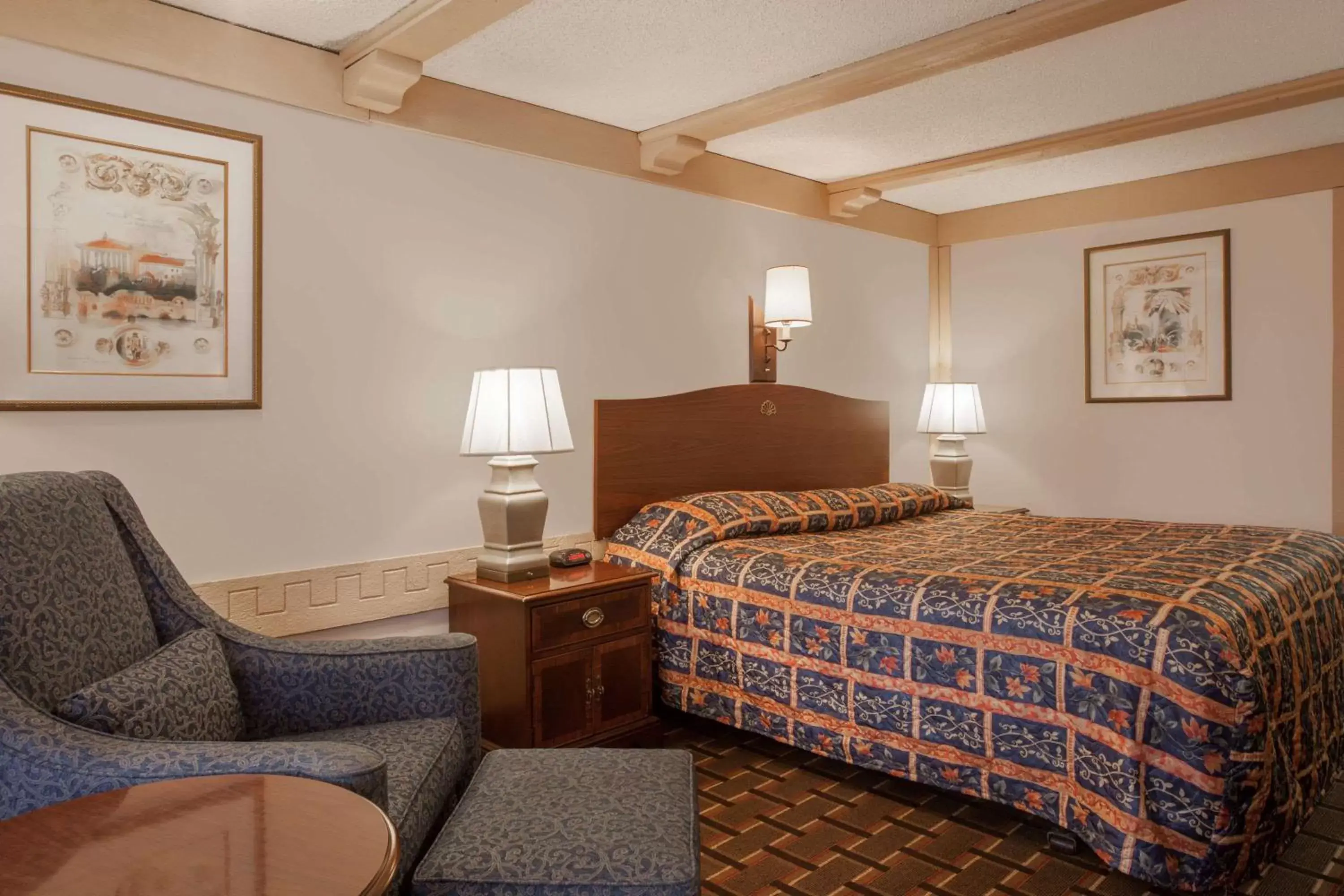 Photo of the whole room, Bed in Knights Inn Greensburg