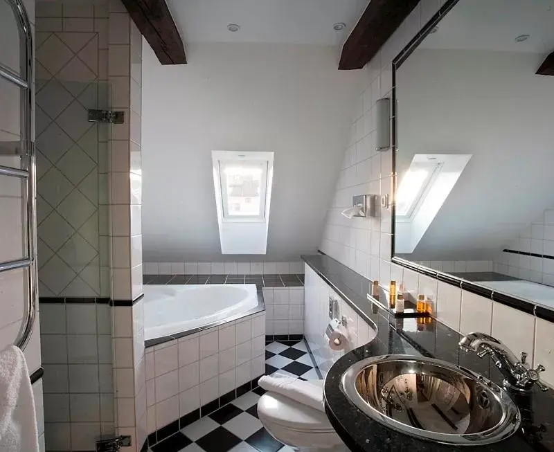 Bathroom in Mayfair Hotel Tunneln