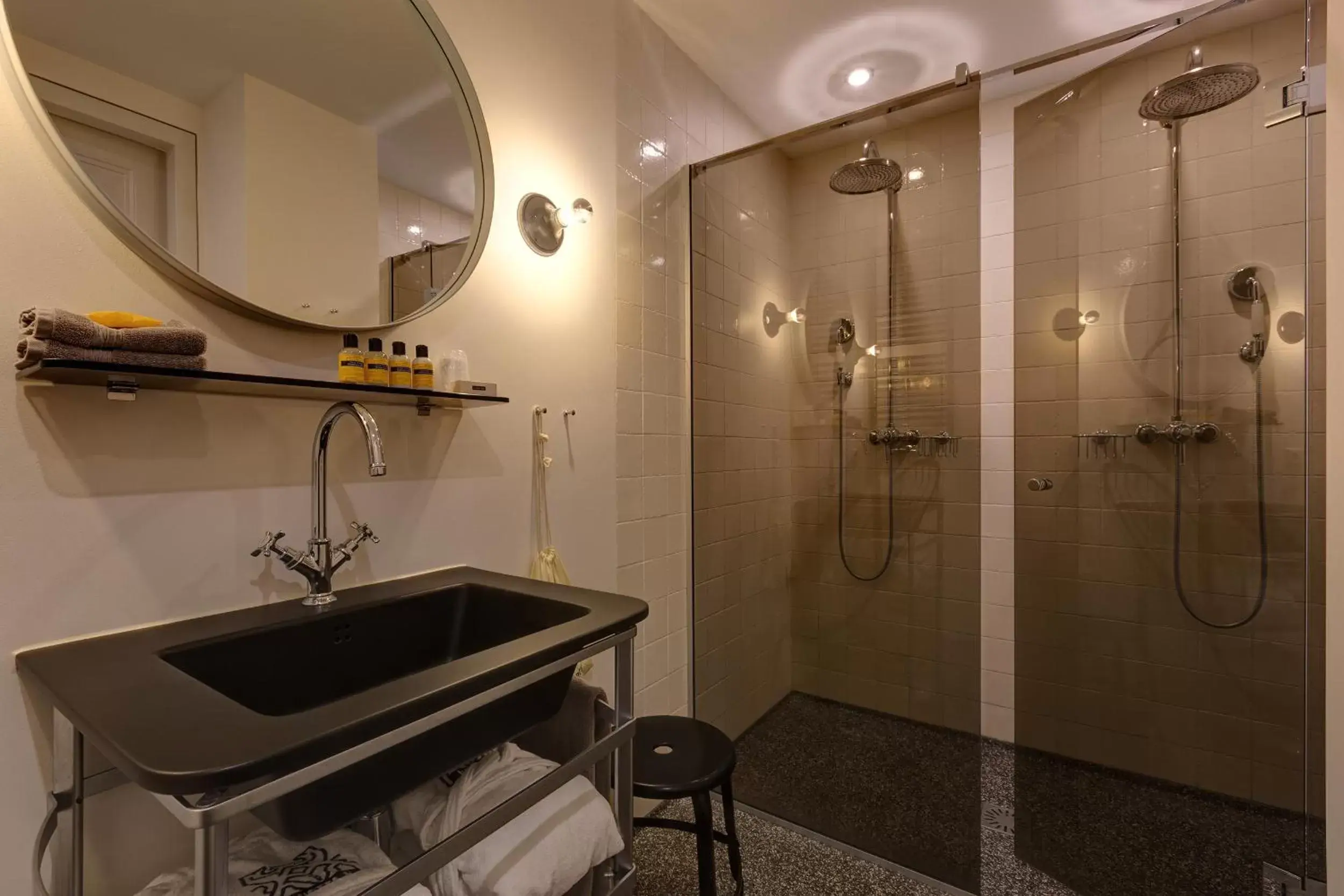 Shower, Bathroom in Hotel V Nesplein