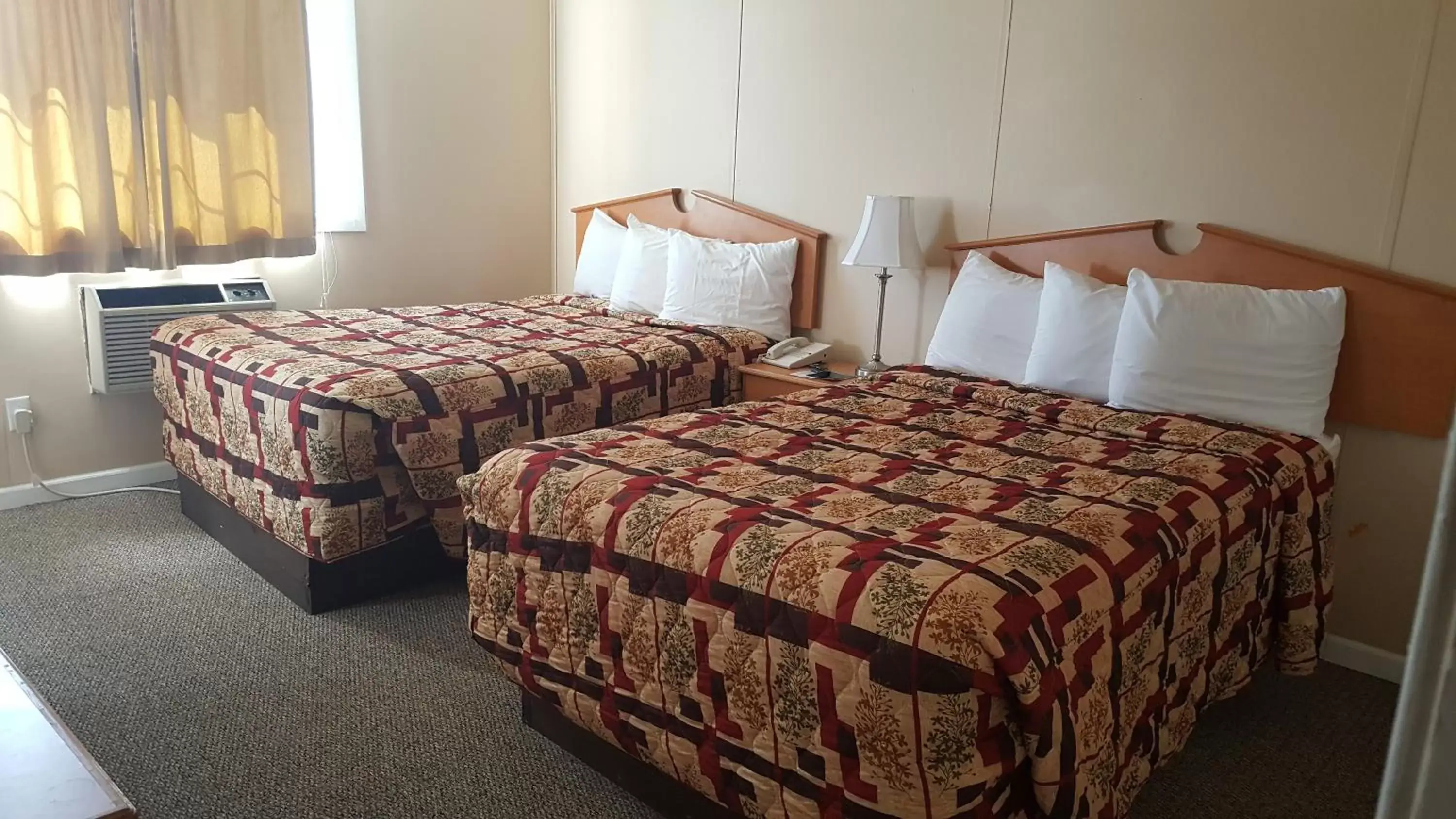 Bedroom, Bed in Knights Inn and Suites - Grand Forks