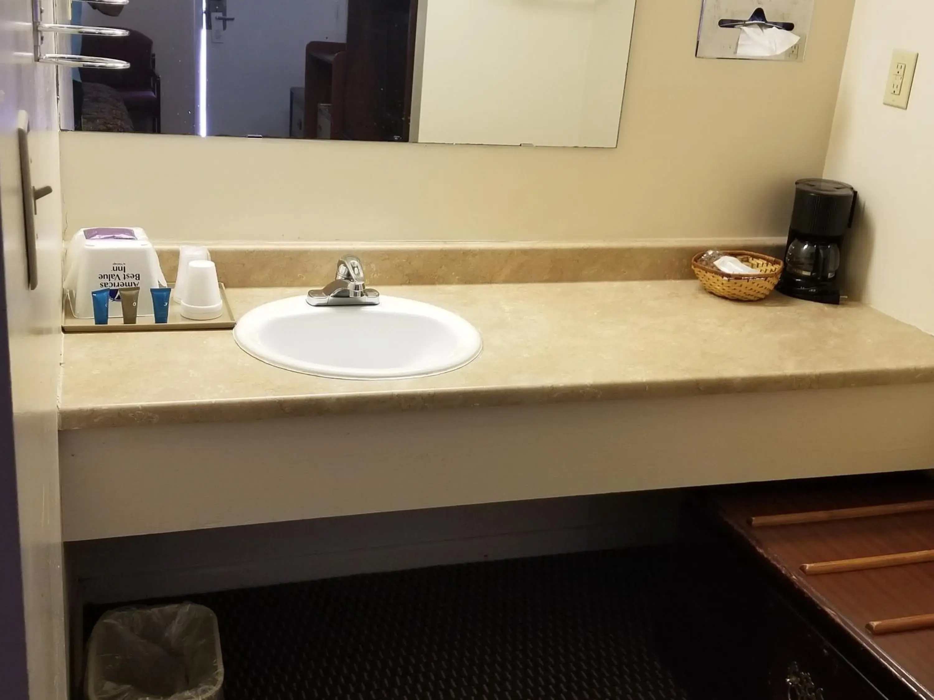 Bathroom in Americas Best Value Inn Arkansas City