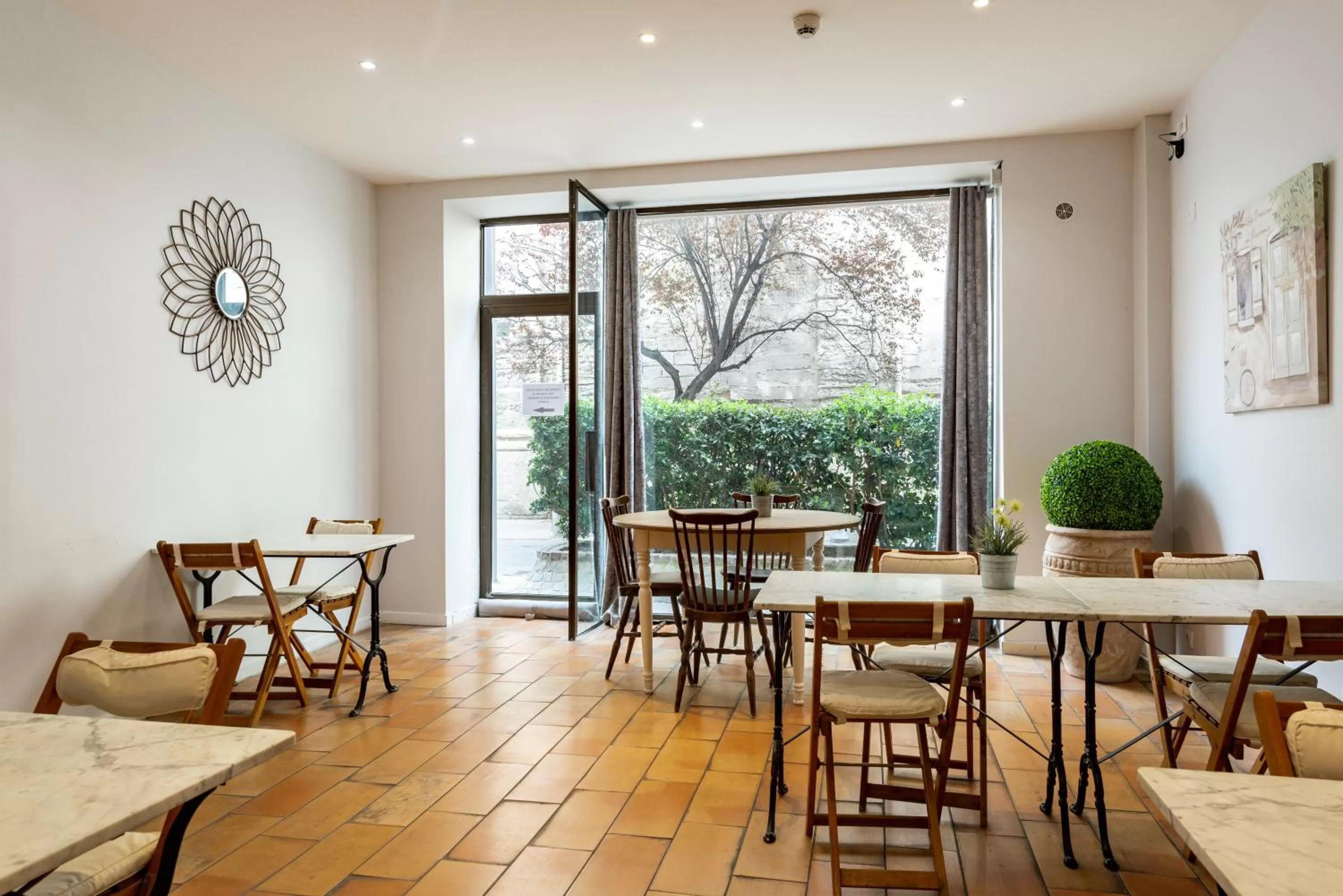 Buffet breakfast in Hôtel Central