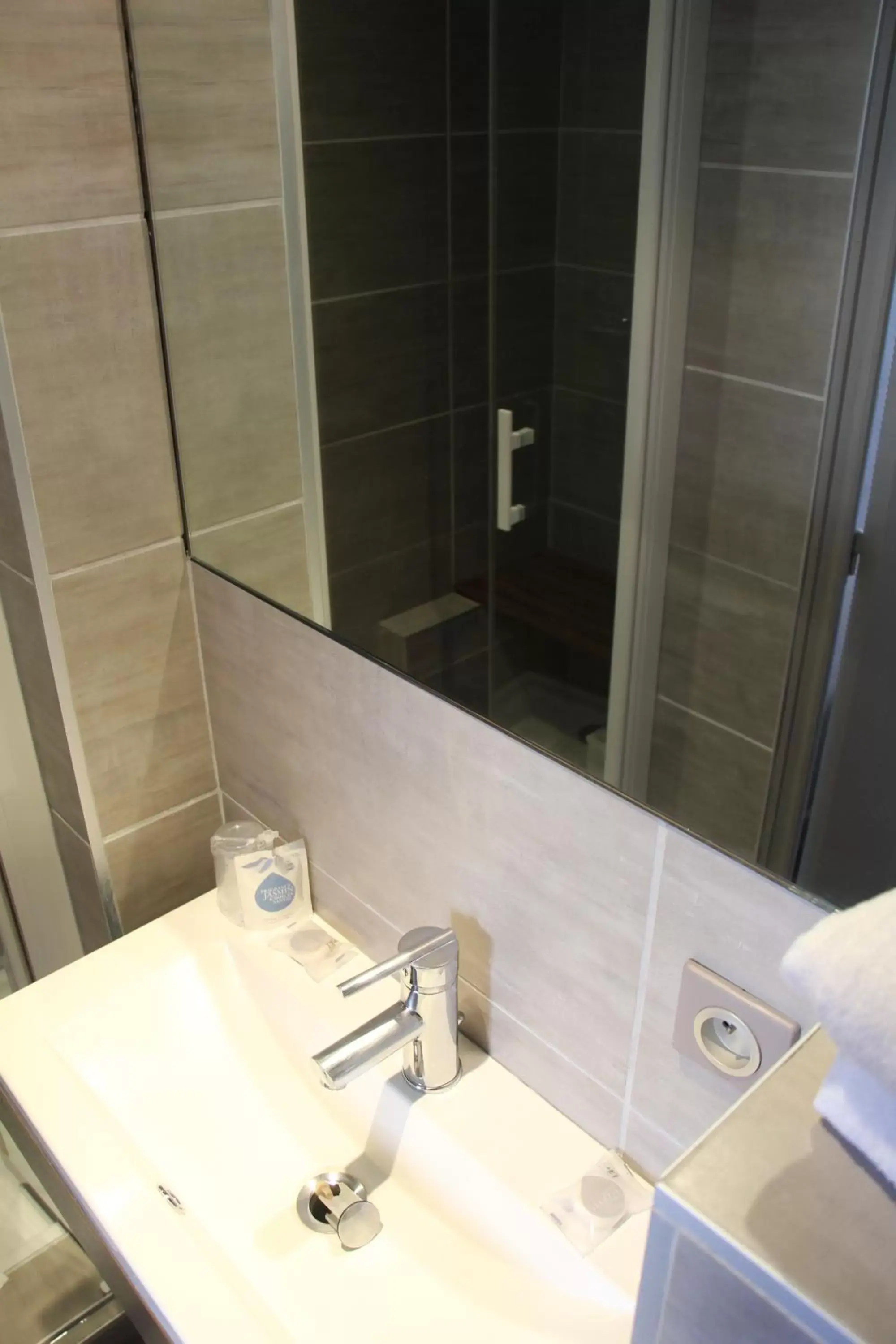 Shower, Bathroom in Kyriad Restaurant Centre Vichy