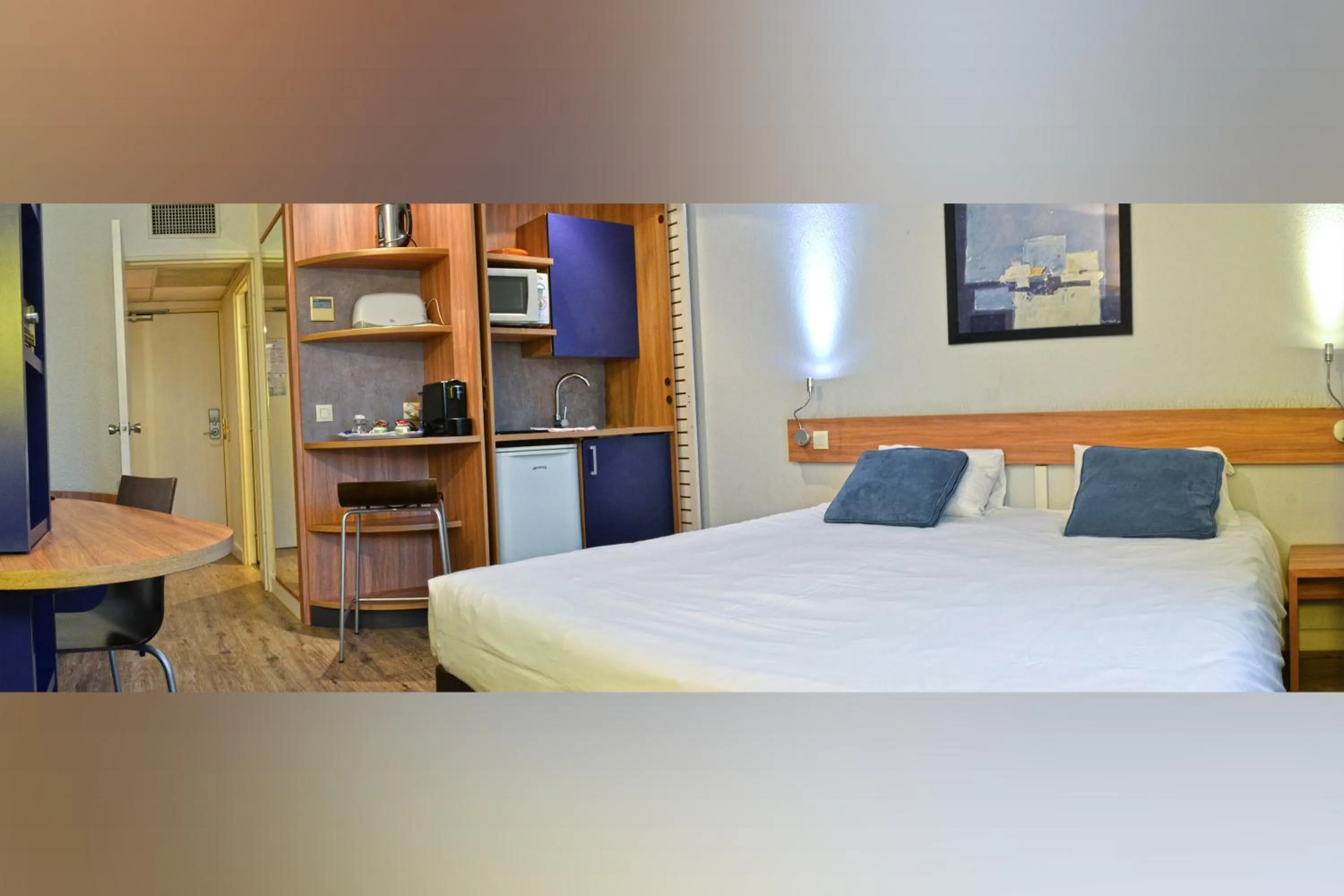 Kitchen or kitchenette, Bed in Art Hotel Paris Est