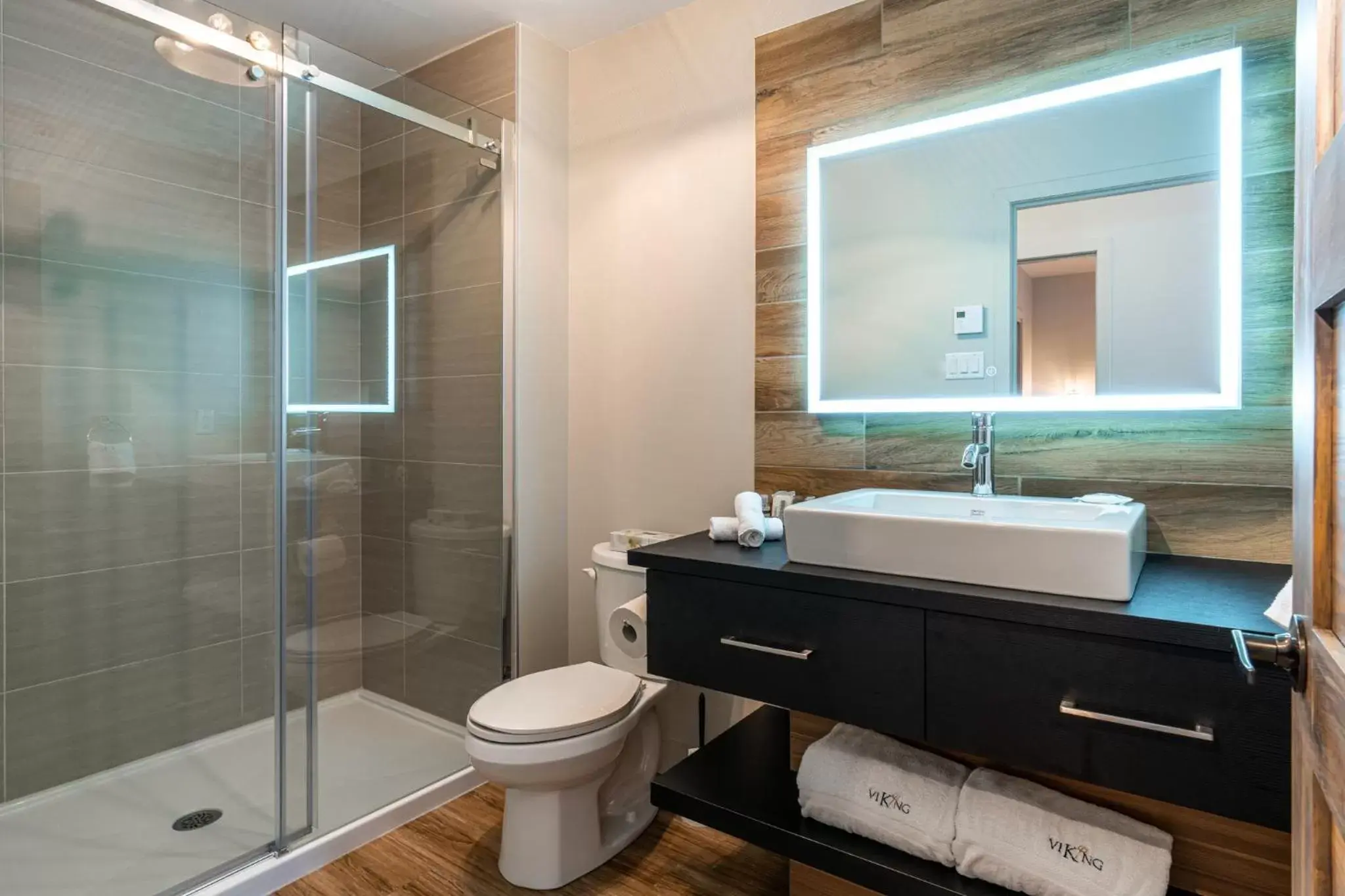 Shower, Bathroom in Le Viking Resort & Marina