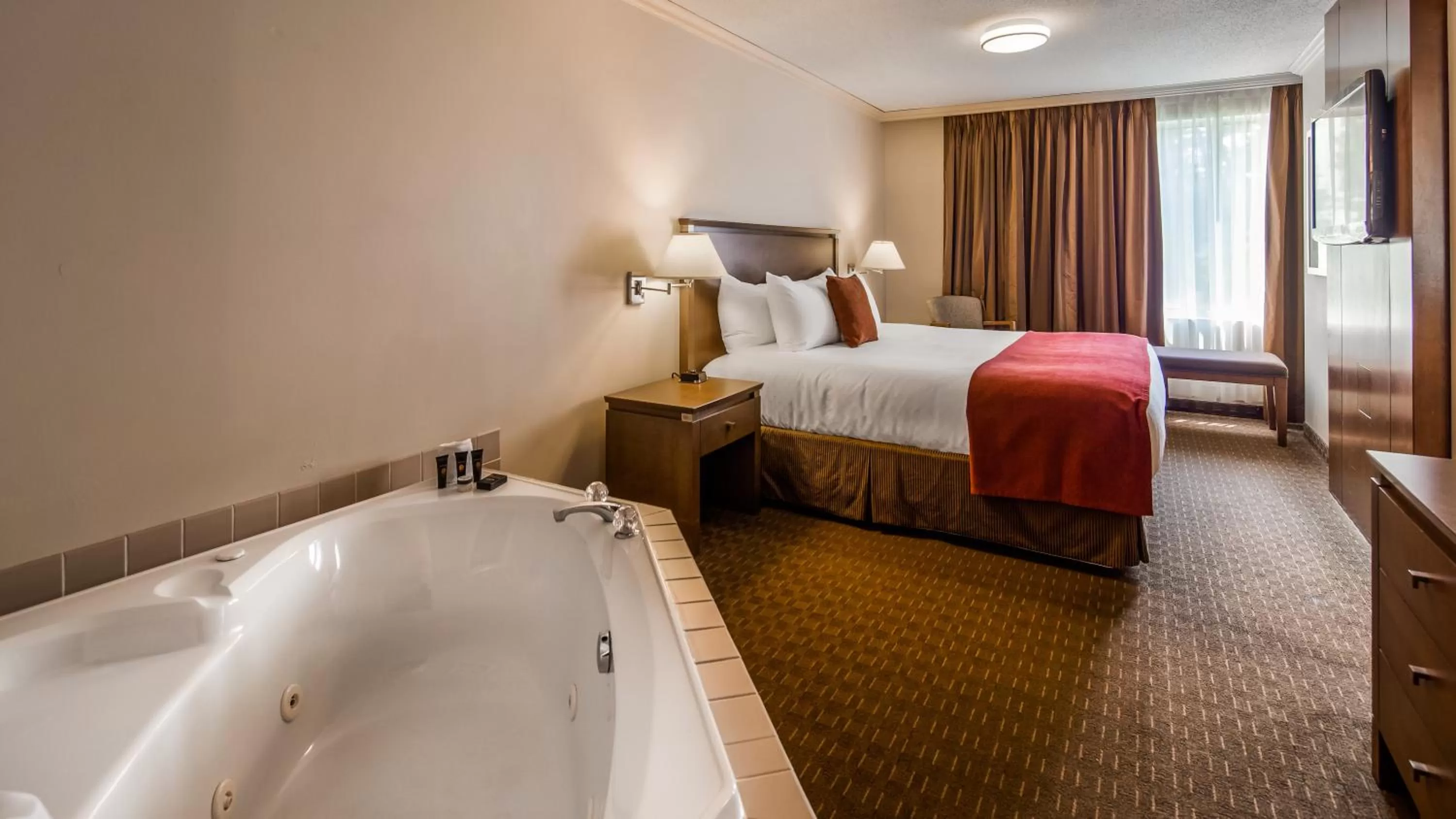 Bed in Best Western Plus Guildwood Inn