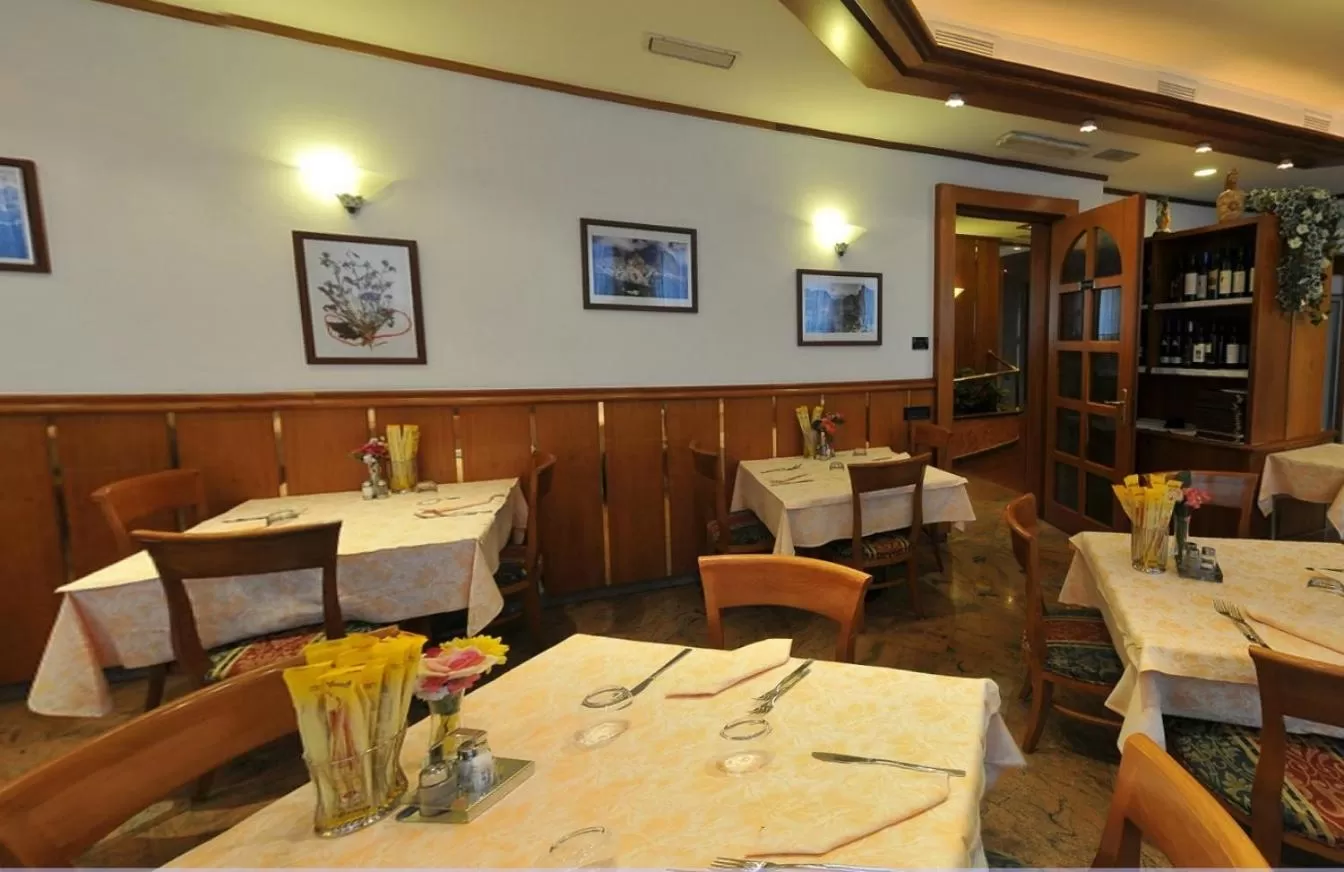 Restaurant/places to eat in Hotel Vela