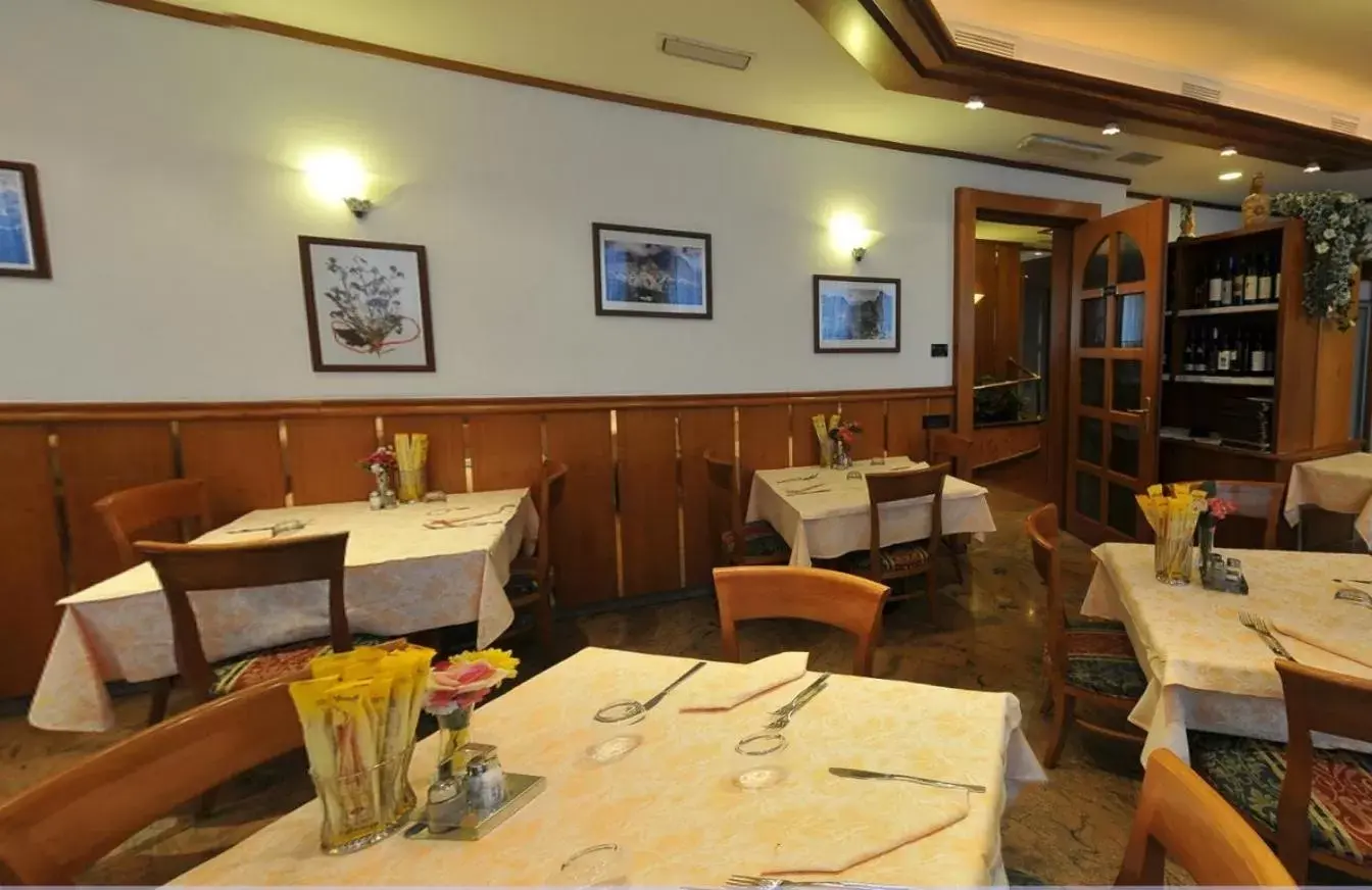 Restaurant/Places to Eat in Hotel Vela