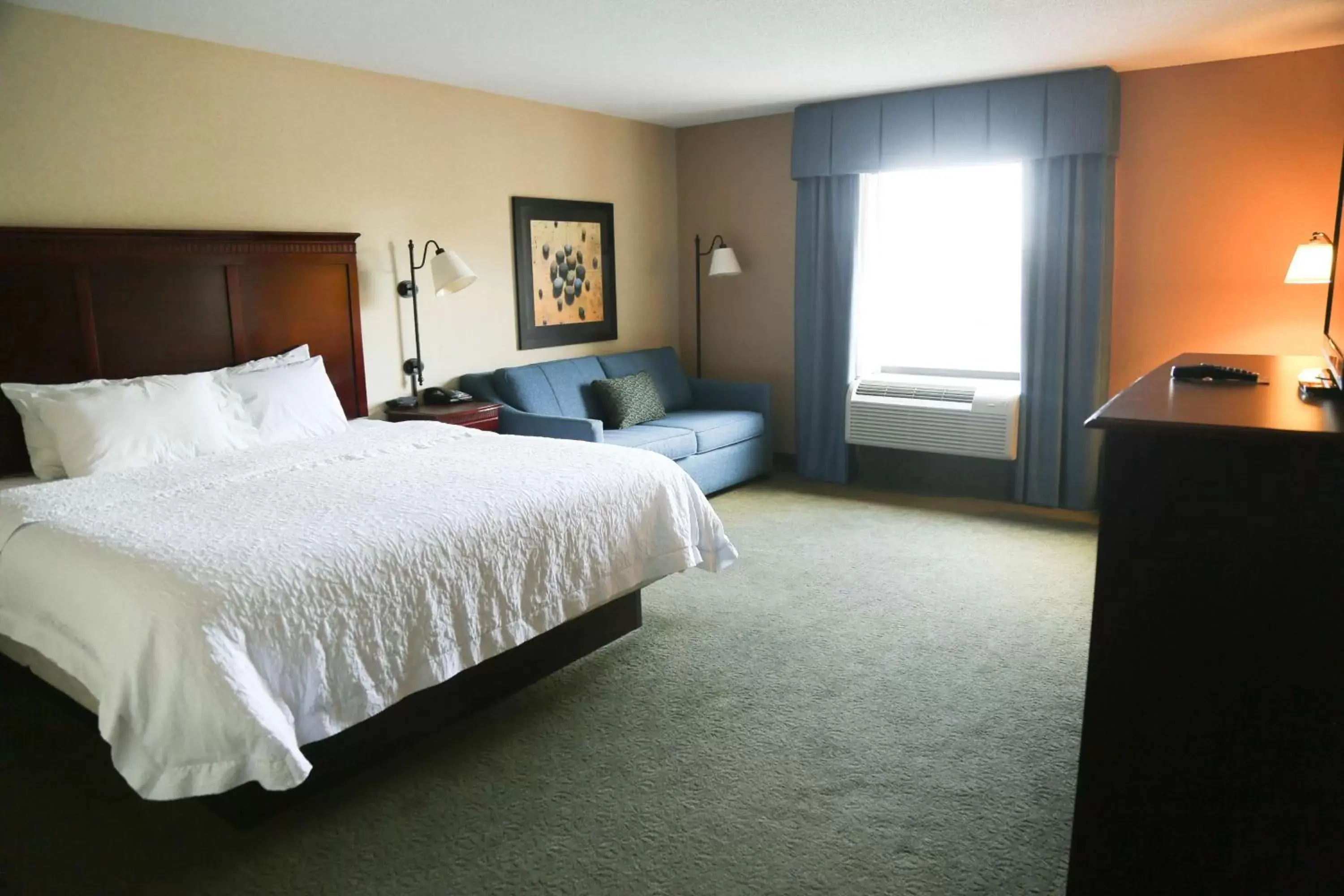 Bedroom, Bed in Hampton Inn Morehead