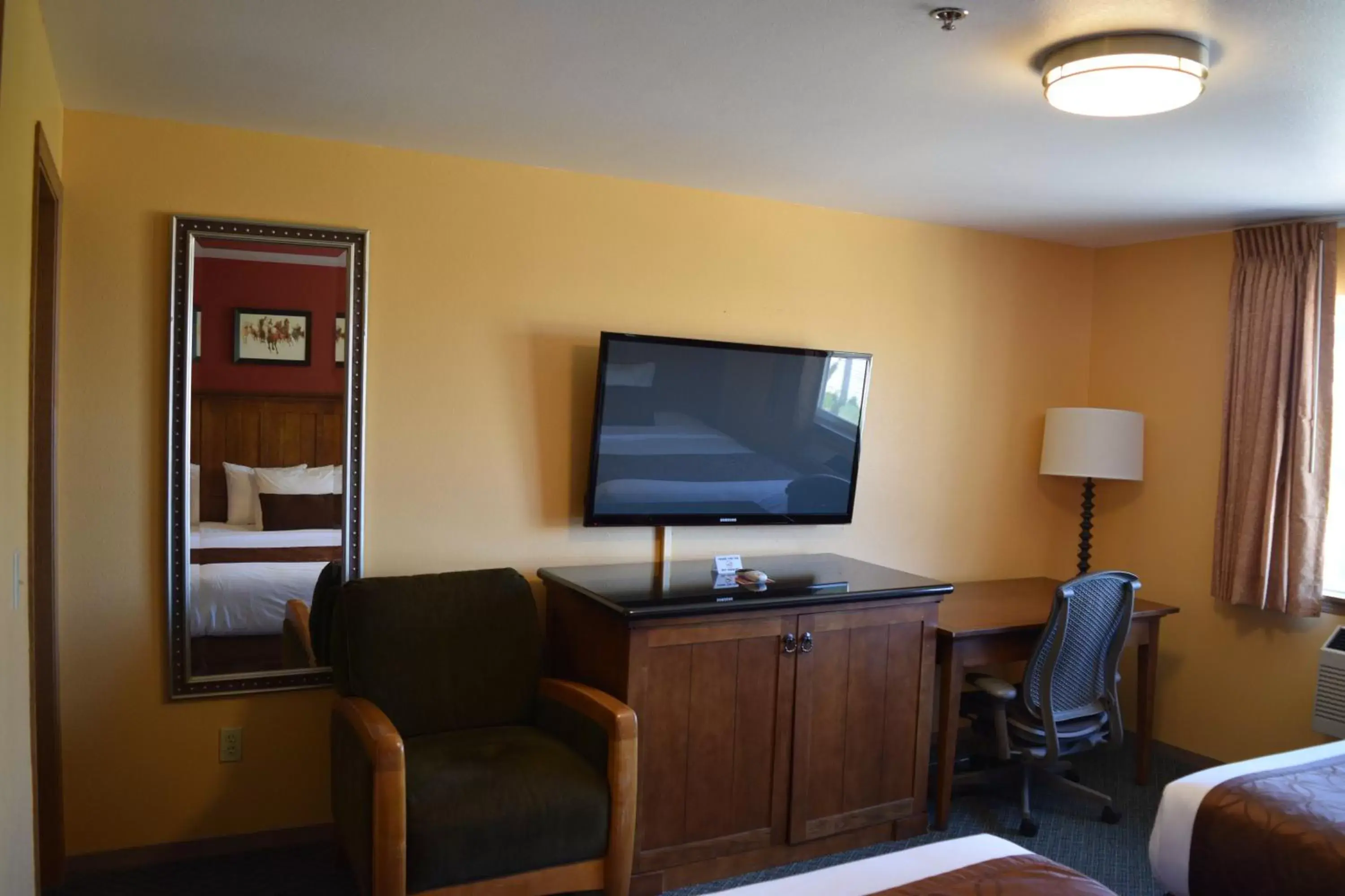 Bedroom, TV/Entertainment Center in Royal Victorian Motel