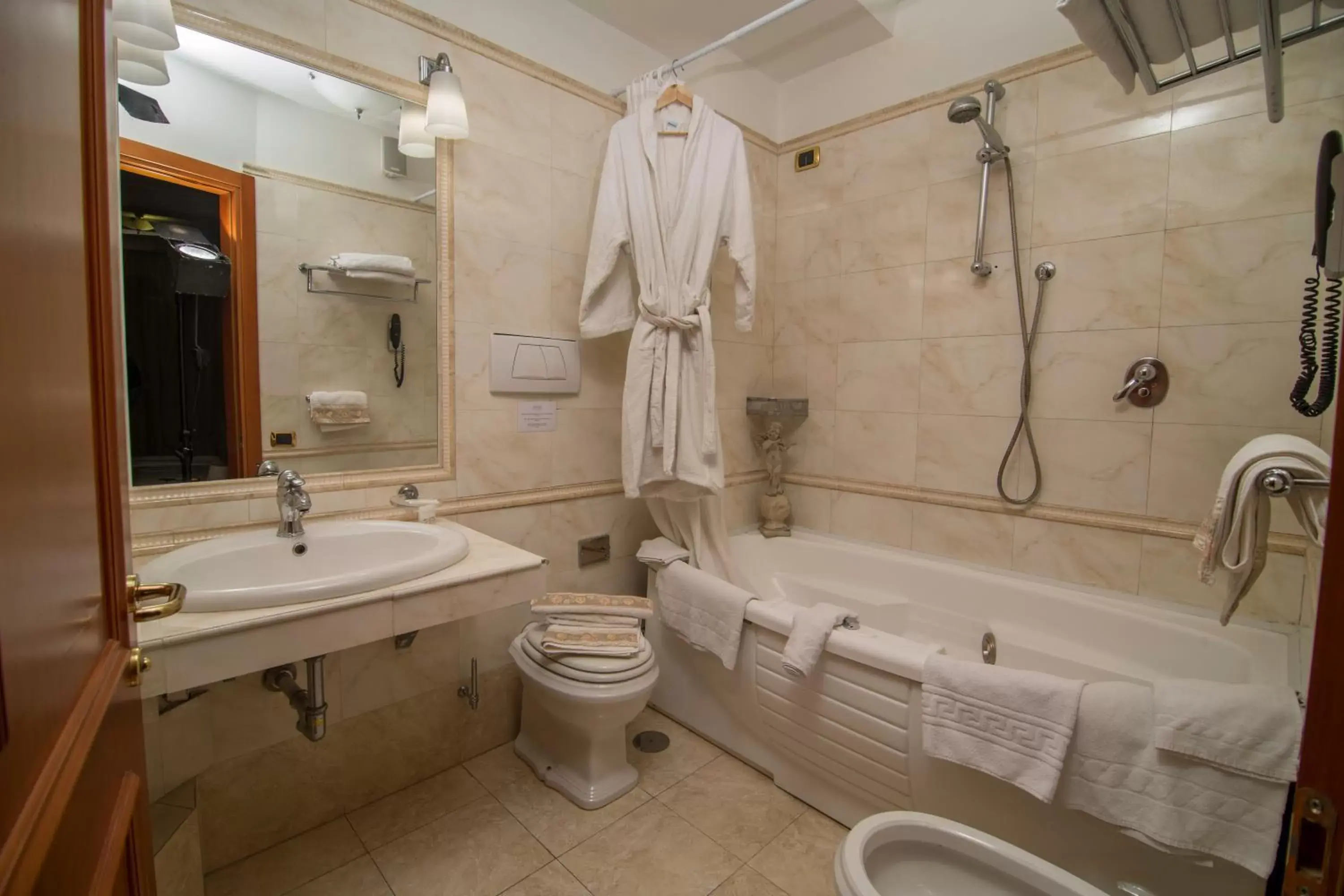 Bathroom in Luxury Rooms H 2000 Roma