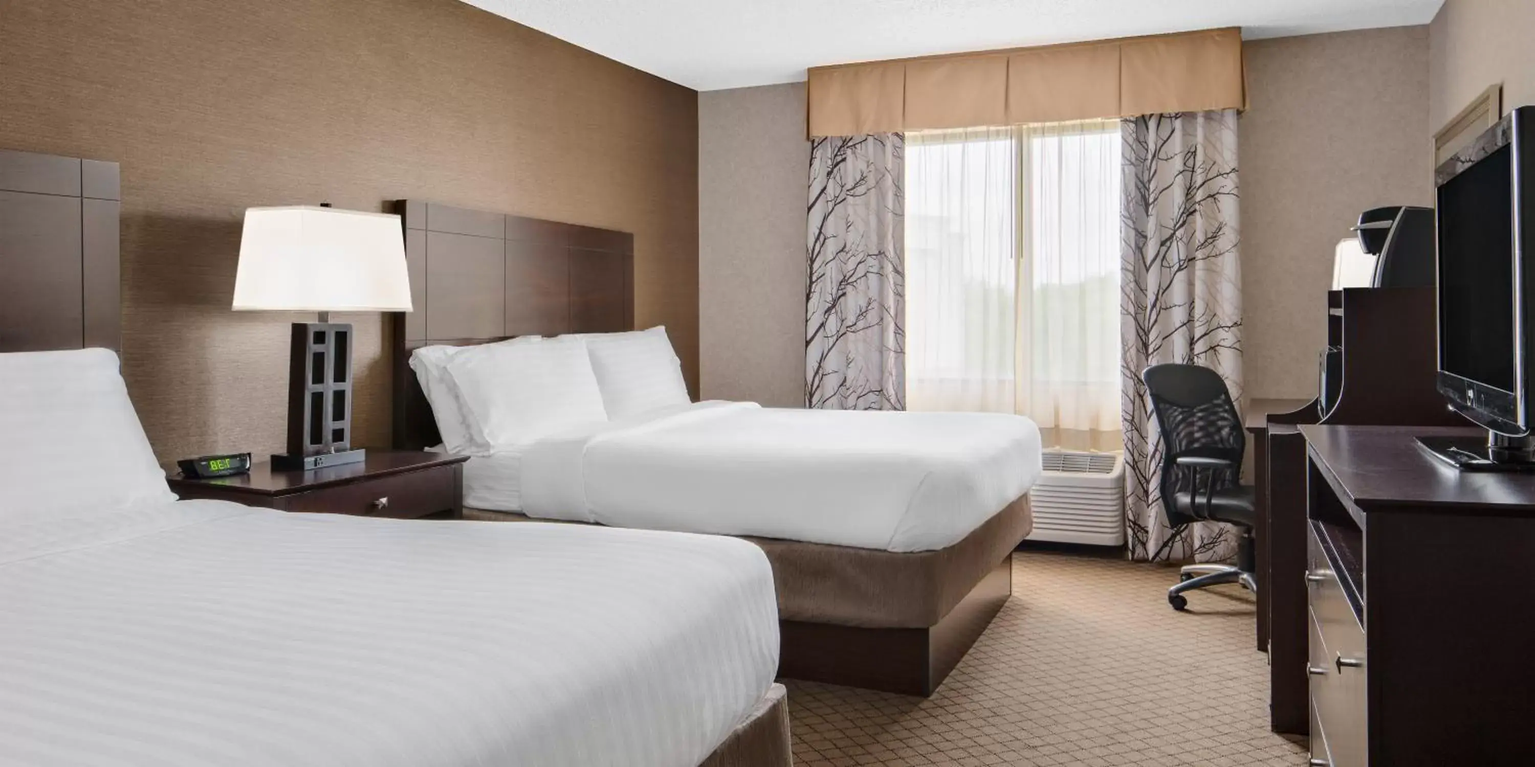 Bed in Holiday Inn Express Grove City - Premium Outlet Mall, an IHG Hotel