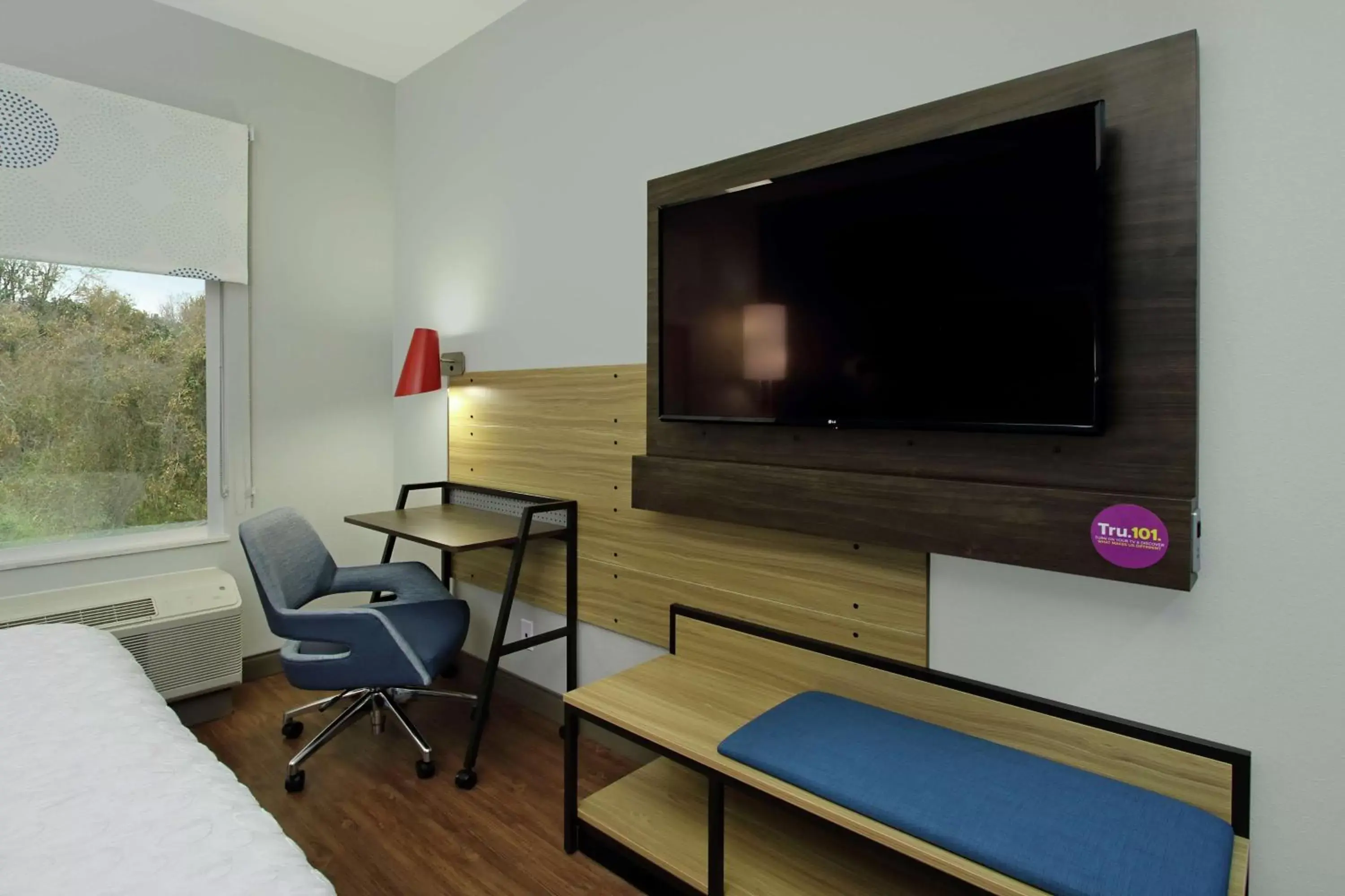 Bedroom, TV/Entertainment Center in Tru By Hilton Mobile