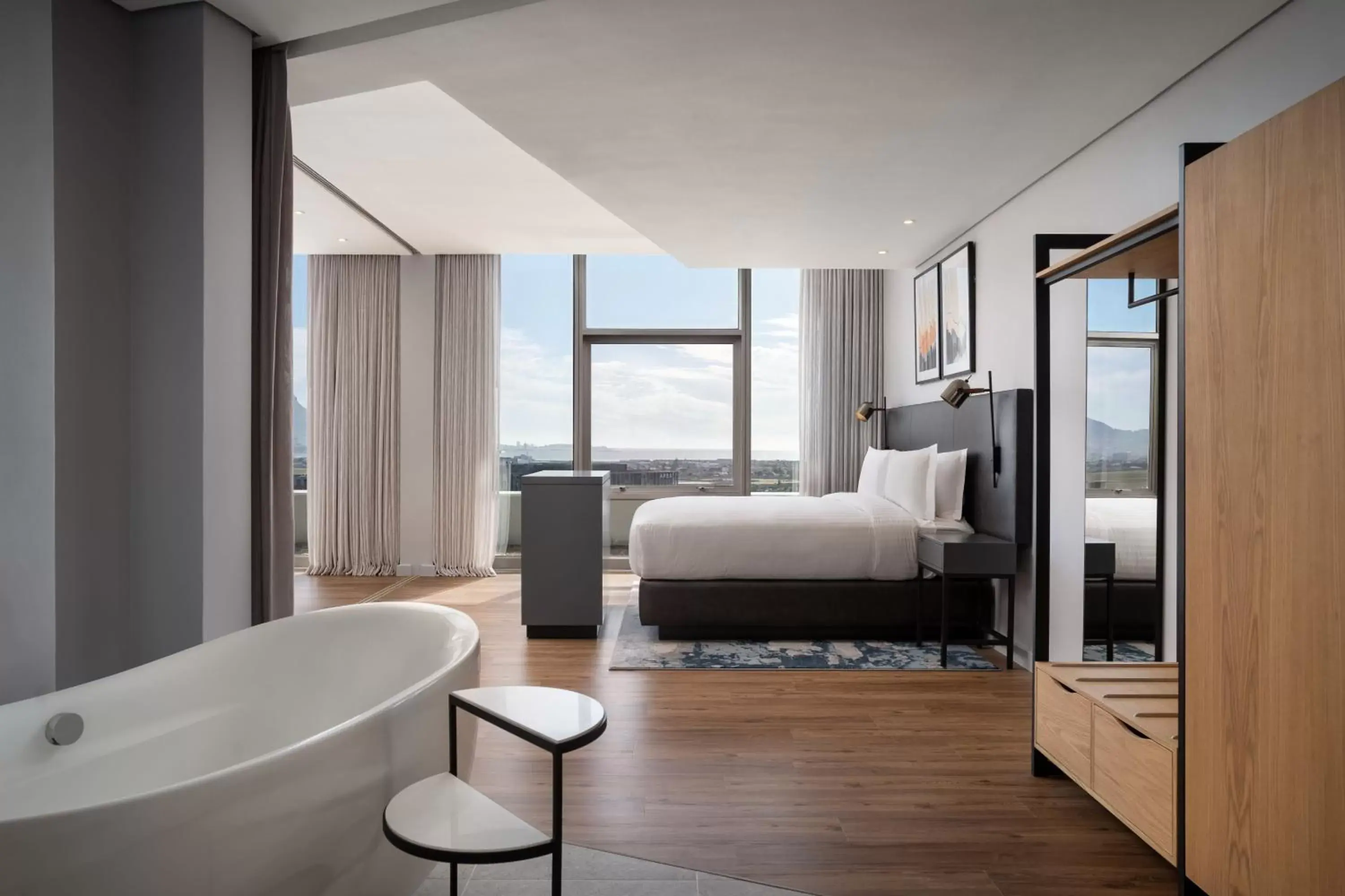 Bedroom, Bathroom in Cape Town Marriott Hotel Crystal Towers