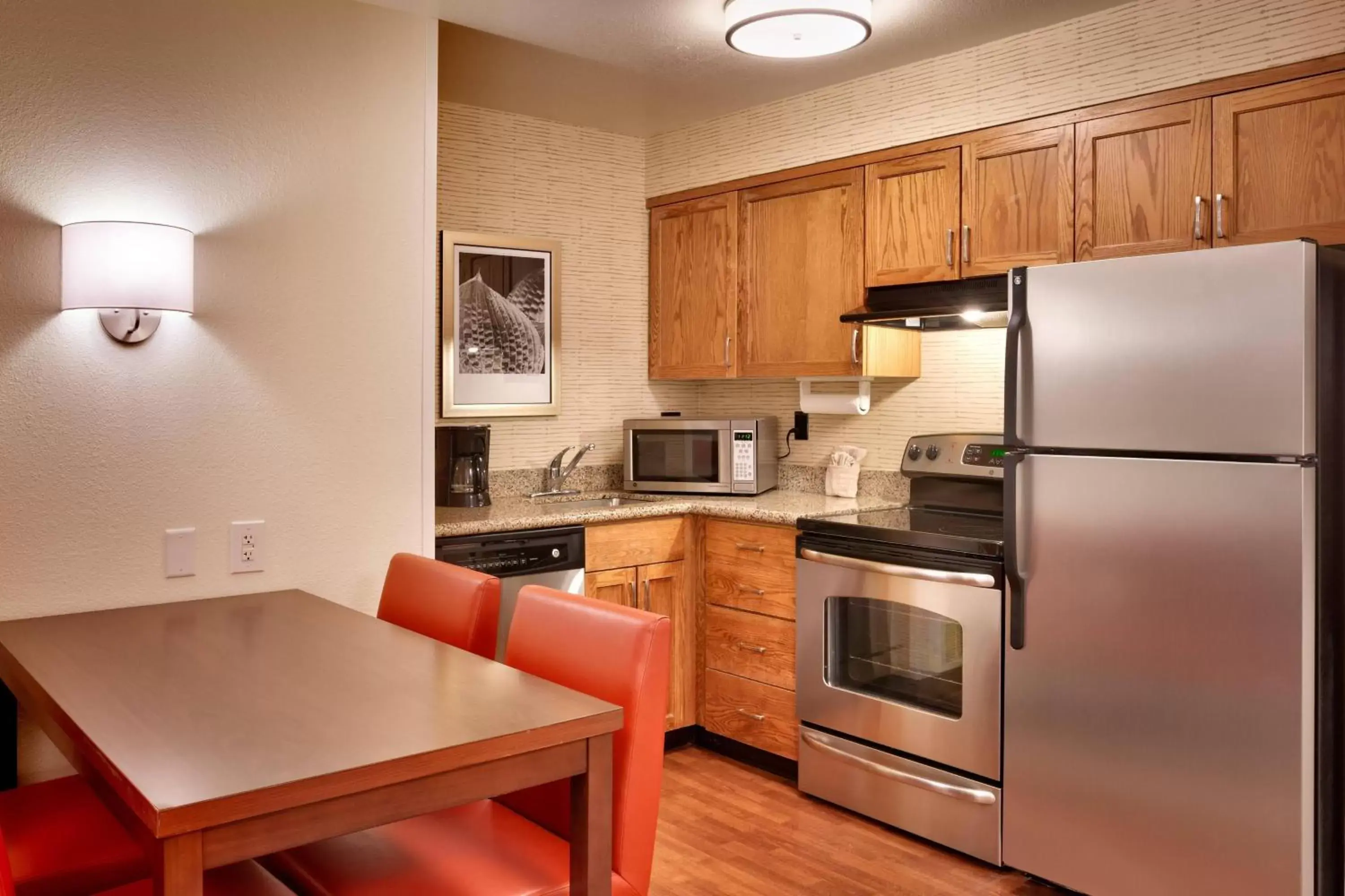 Bedroom, Kitchen/Kitchenette in Residence Inn Salt Lake City Sandy