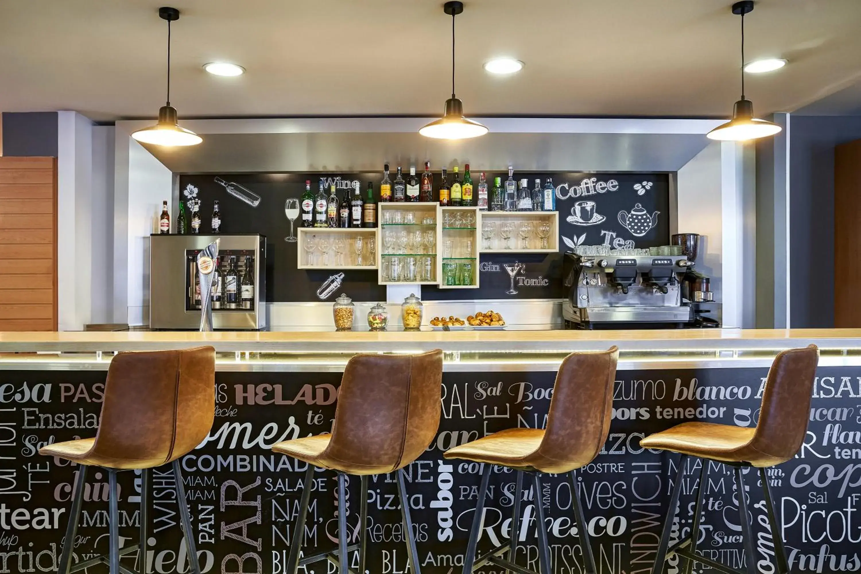 Lounge or bar, Lounge/Bar in Ibis Barcelona Meridiana