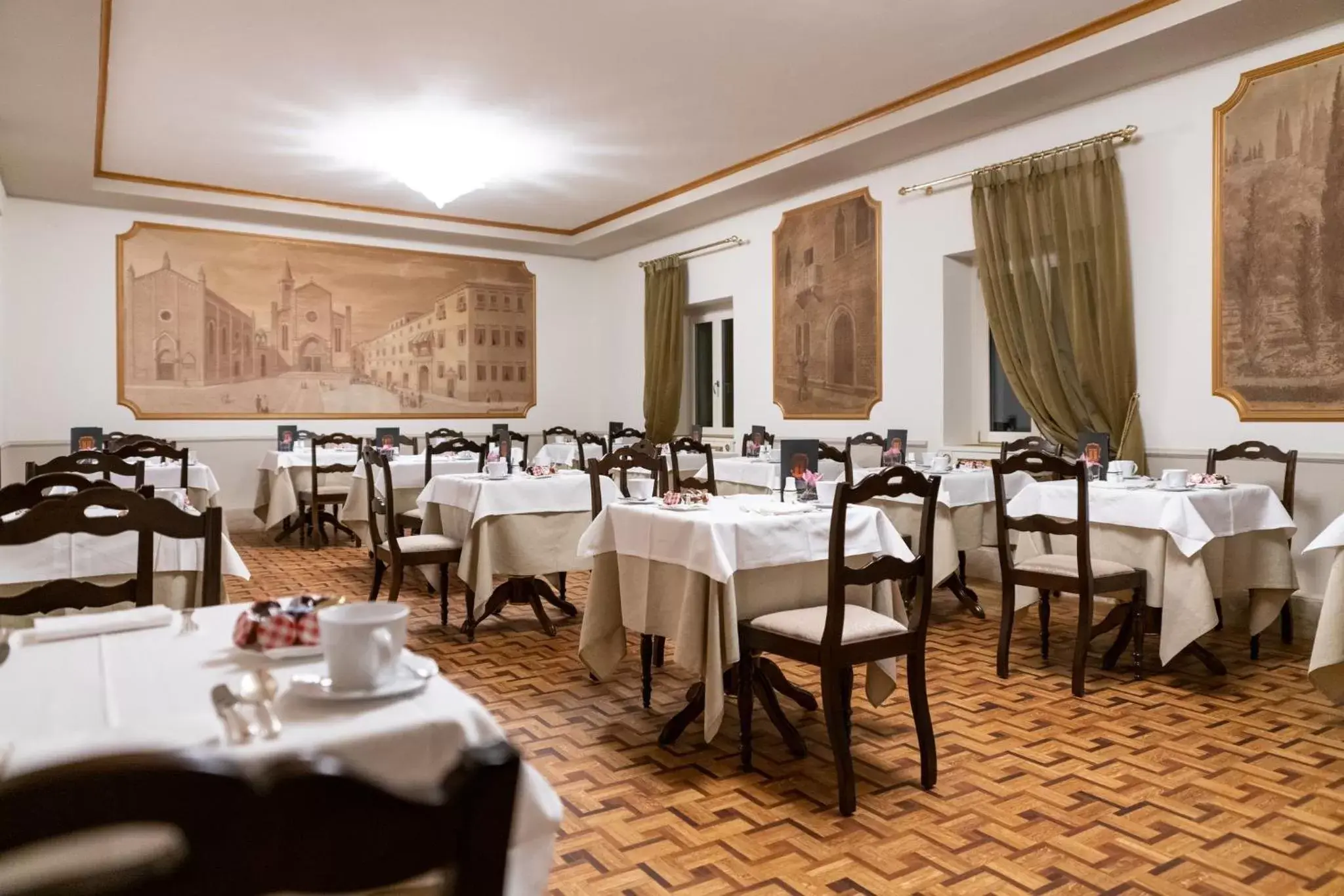 Restaurant/Places to Eat in Due Torri Hotel
