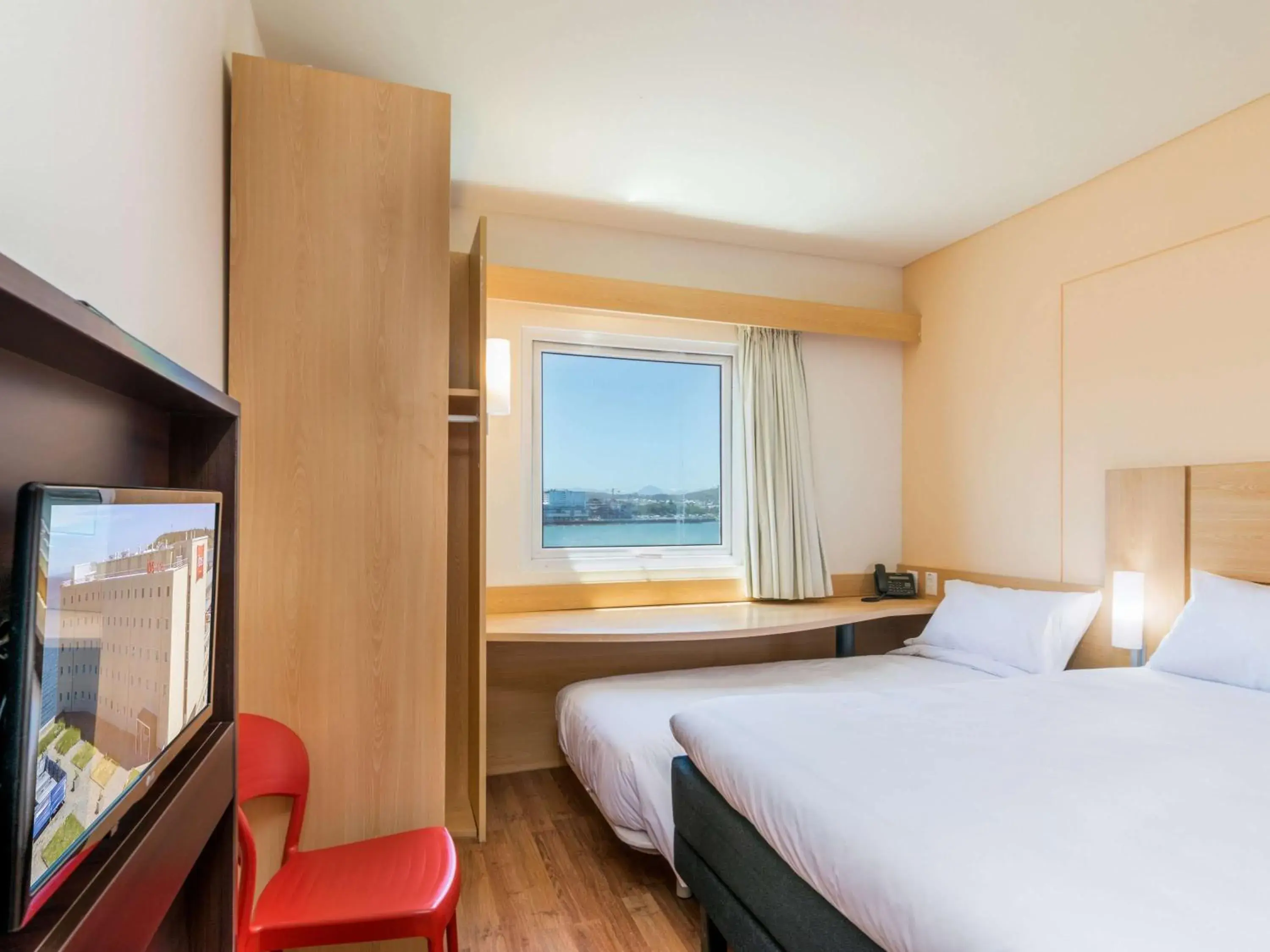 Photo of the whole room, Sea View in ibis Puerto Montt