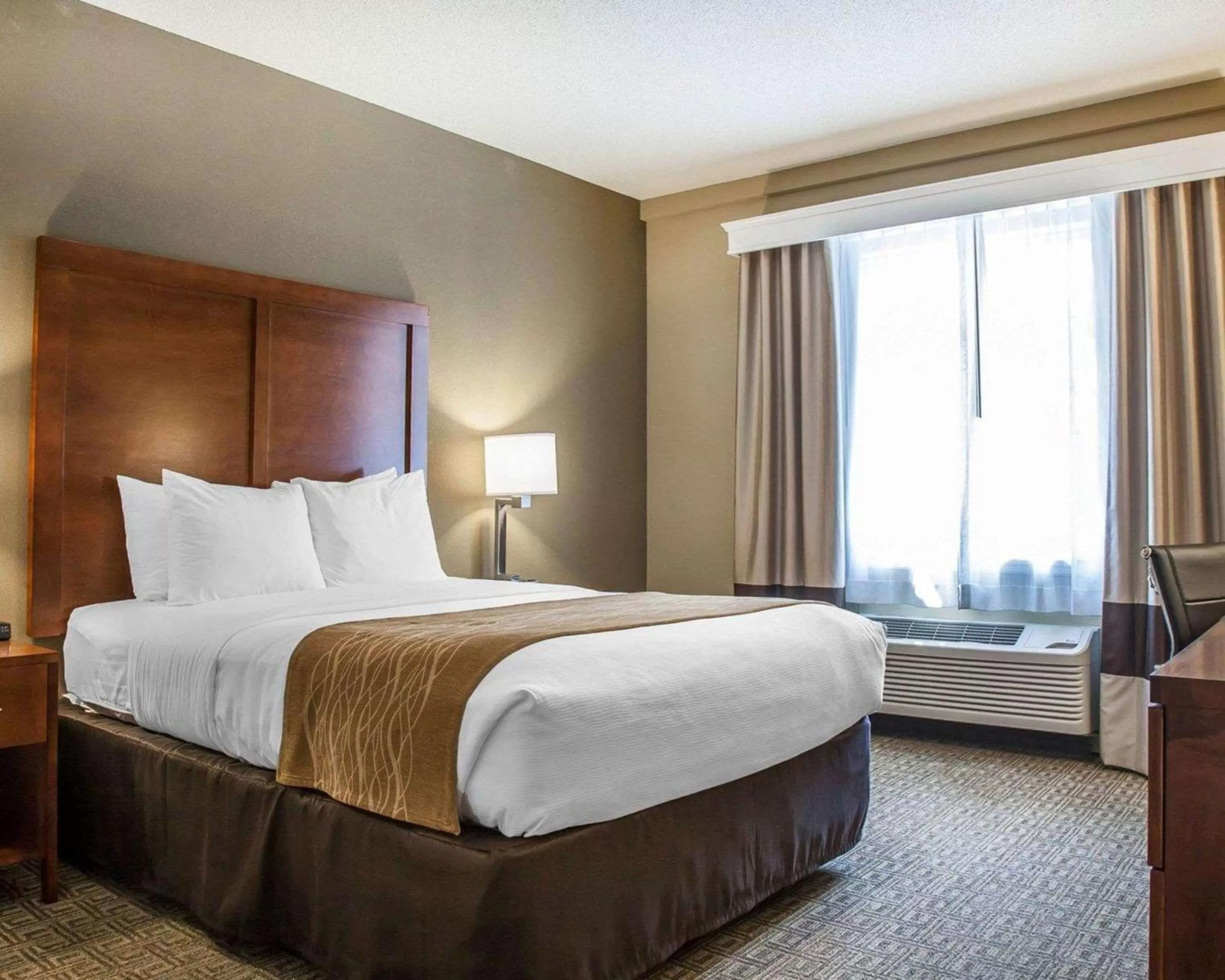 Bedroom, Bed in Comfort Inn & Suites Sturbridge-Brimfield