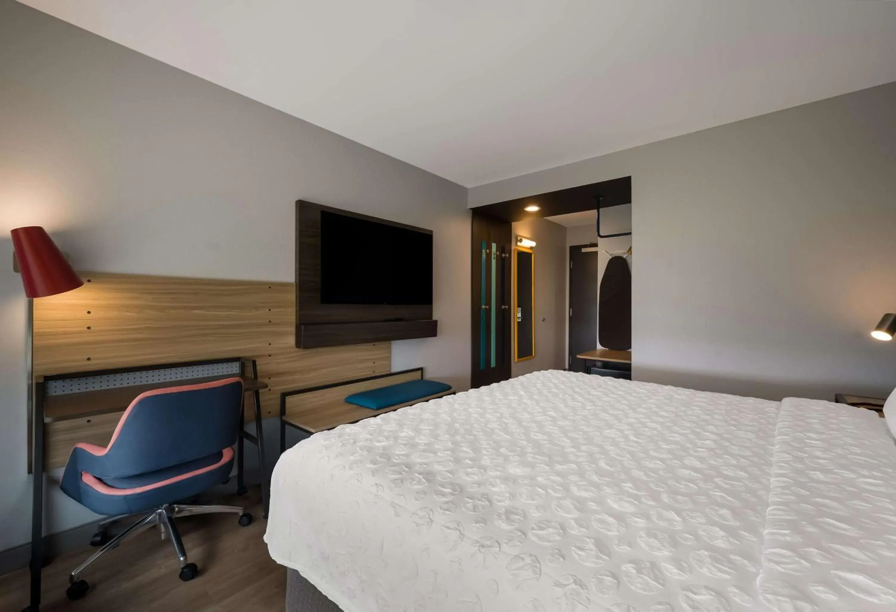 Bedroom, Bed in Tru By Hilton Novi Detroit