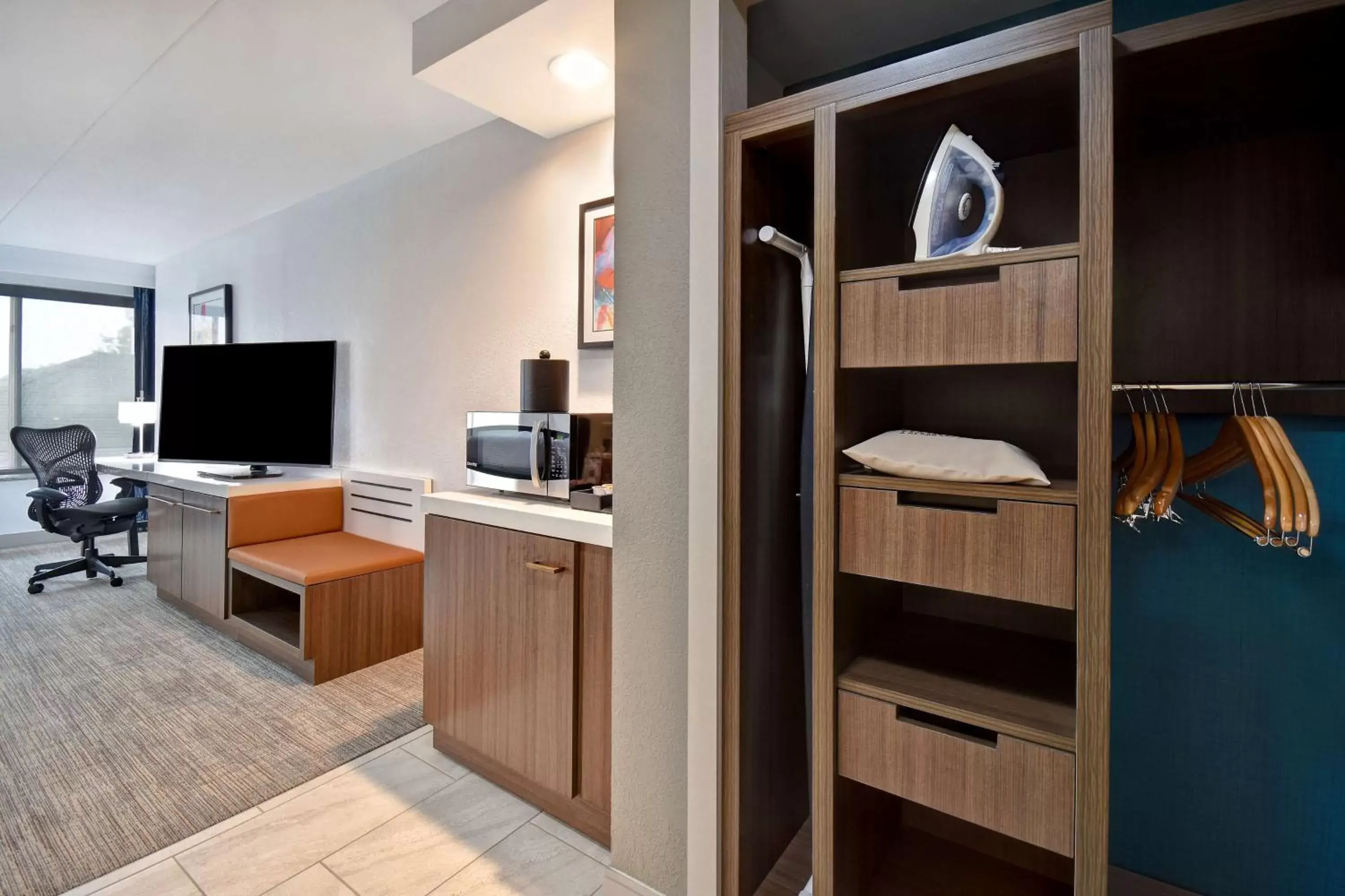 Bed, TV/Entertainment Center in Hilton Garden Inn Detroit Metro Airport