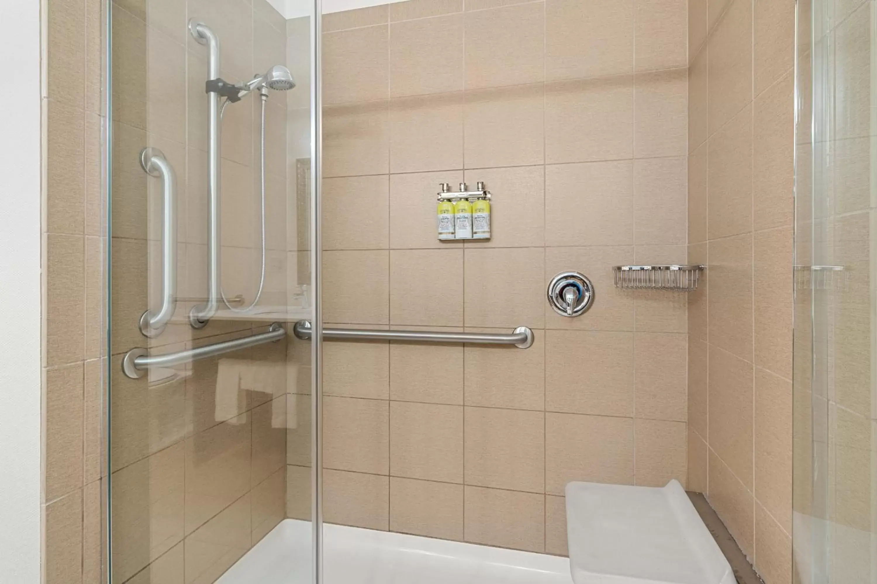 Photo of the whole room, Bathroom in Holiday Inn Express Wenatchee, an IHG Hotel