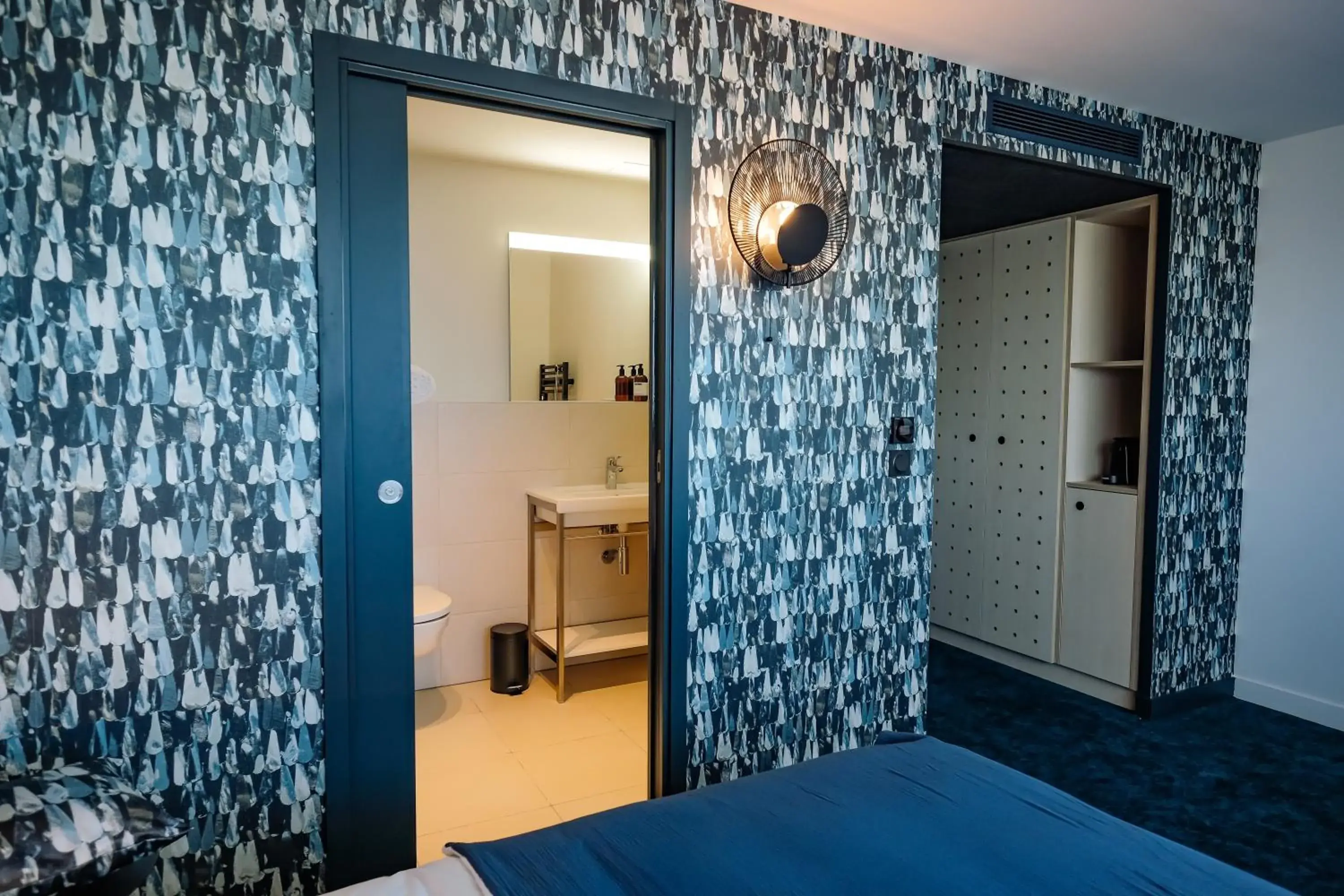 Bathroom, Bed in Live Hotels Bordeaux Lac