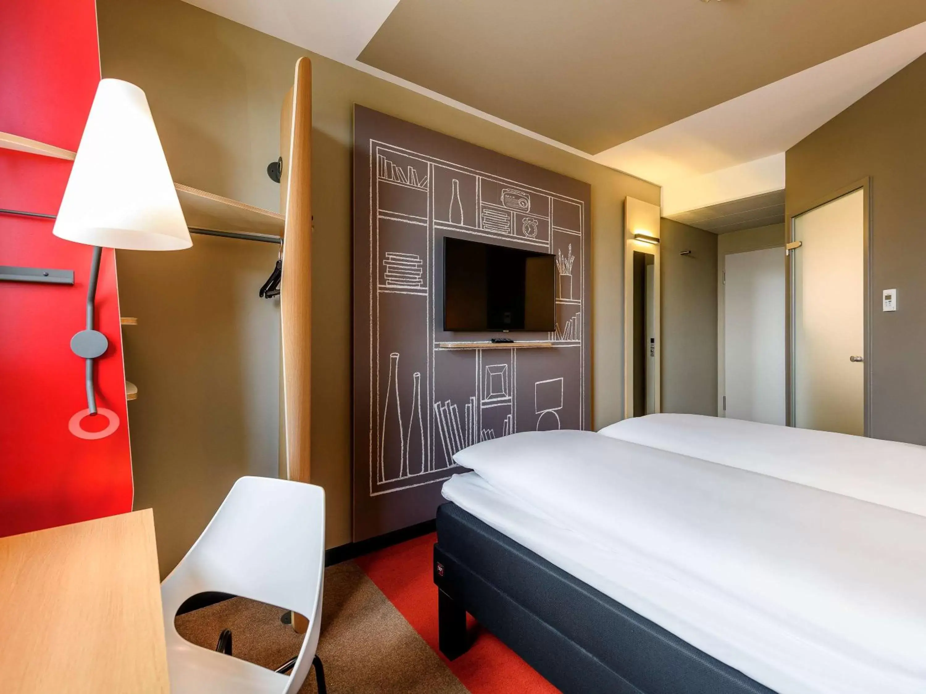 Photo of the whole room, Bed in ibis Amsterdam Centre