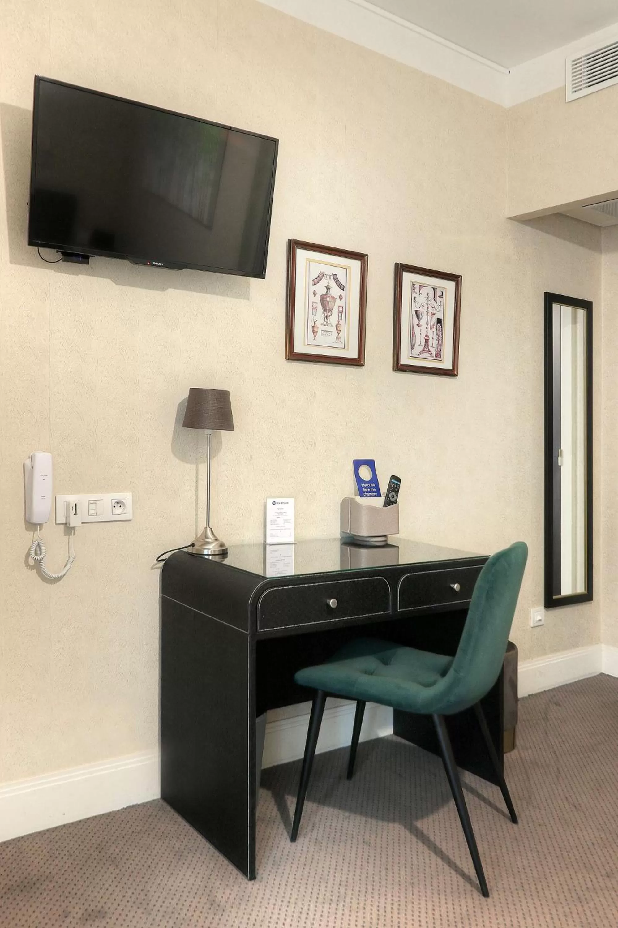 Bedroom in Best Western Hôtel Brittany La Baule Centre & Plages