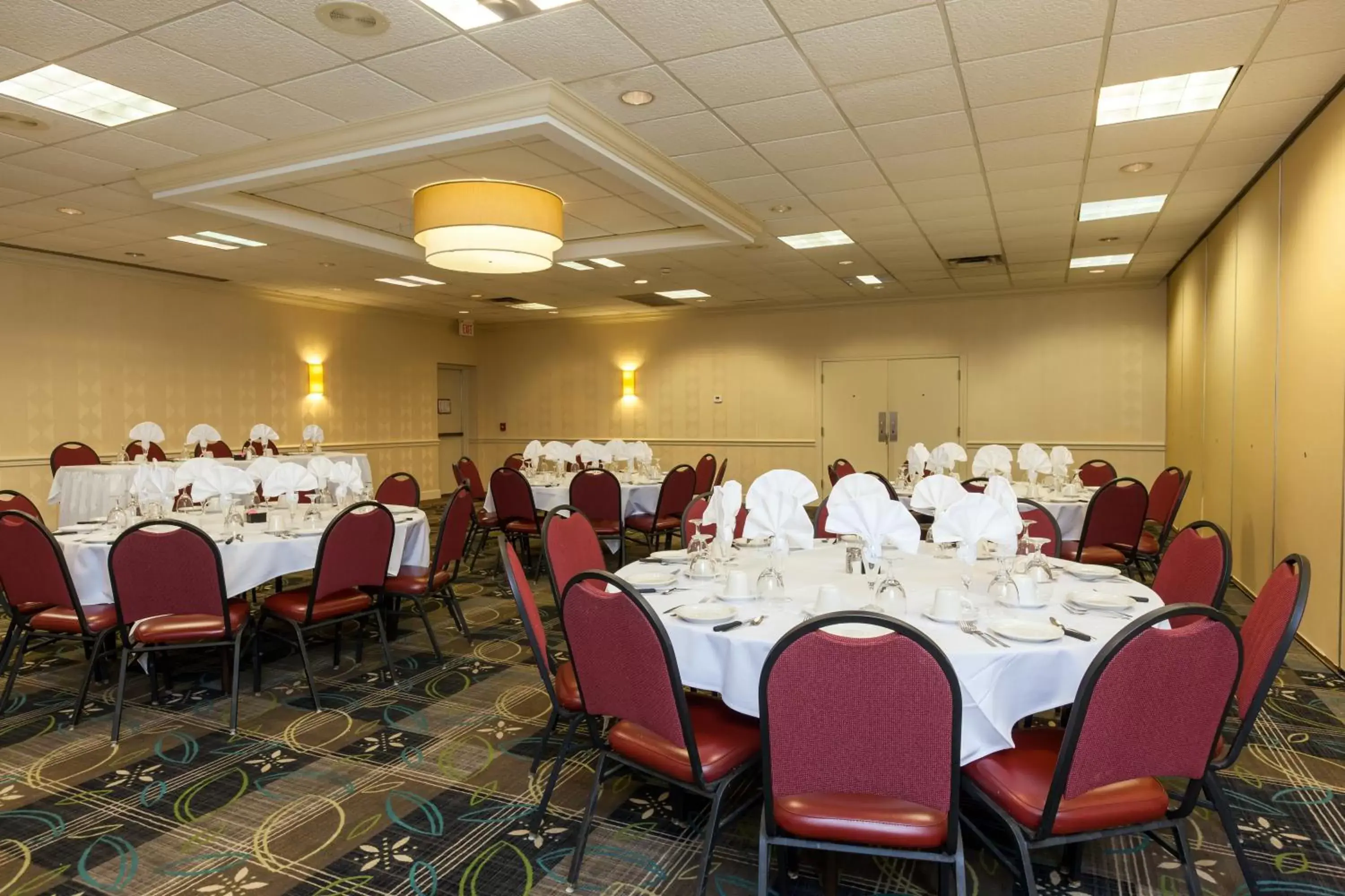 Meeting/conference room, Restaurant/Places to Eat in Holiday Inn Weirton-Steubenville Area