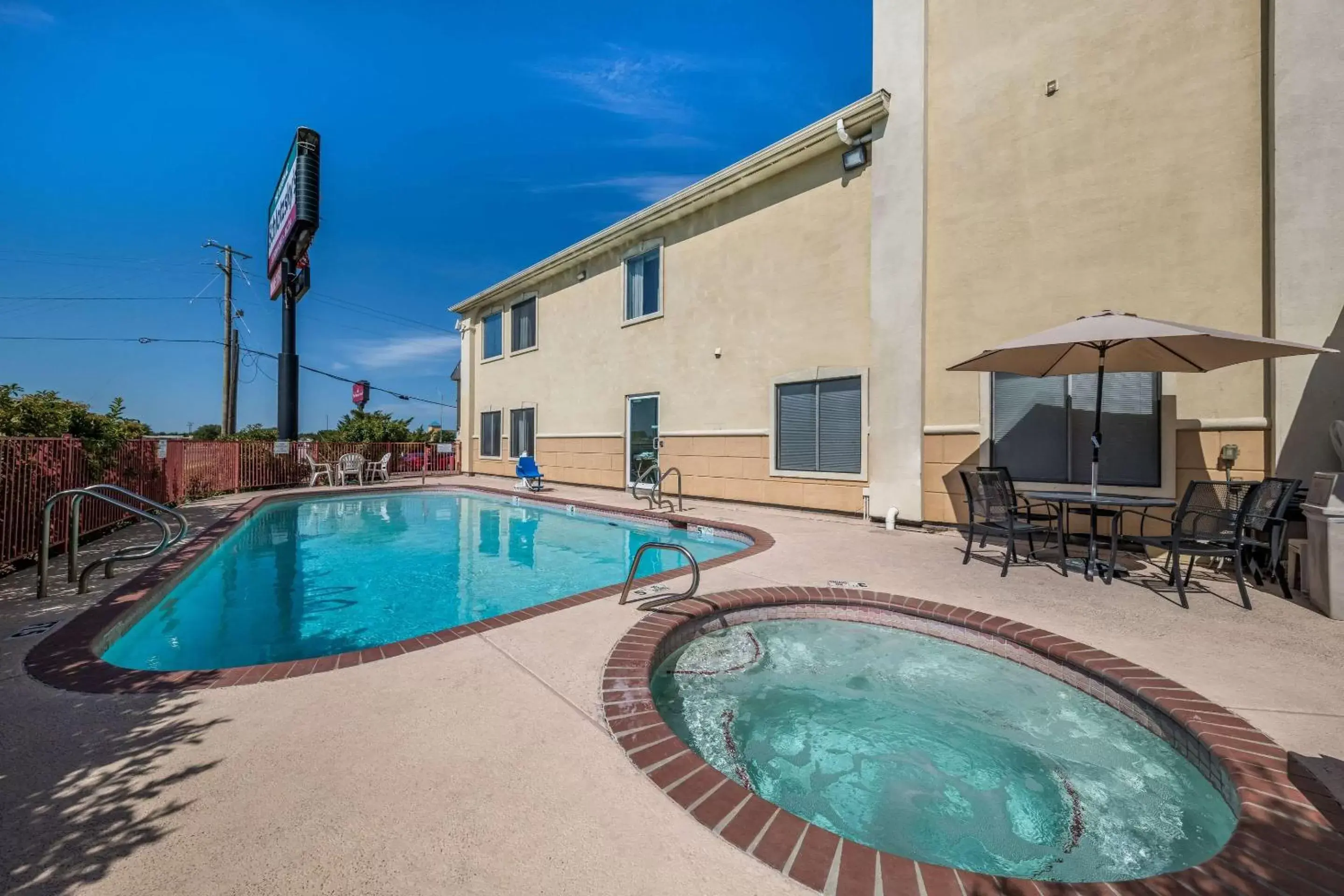 Swimming pool, Property Building in Quality Inn and Suites Terrell
