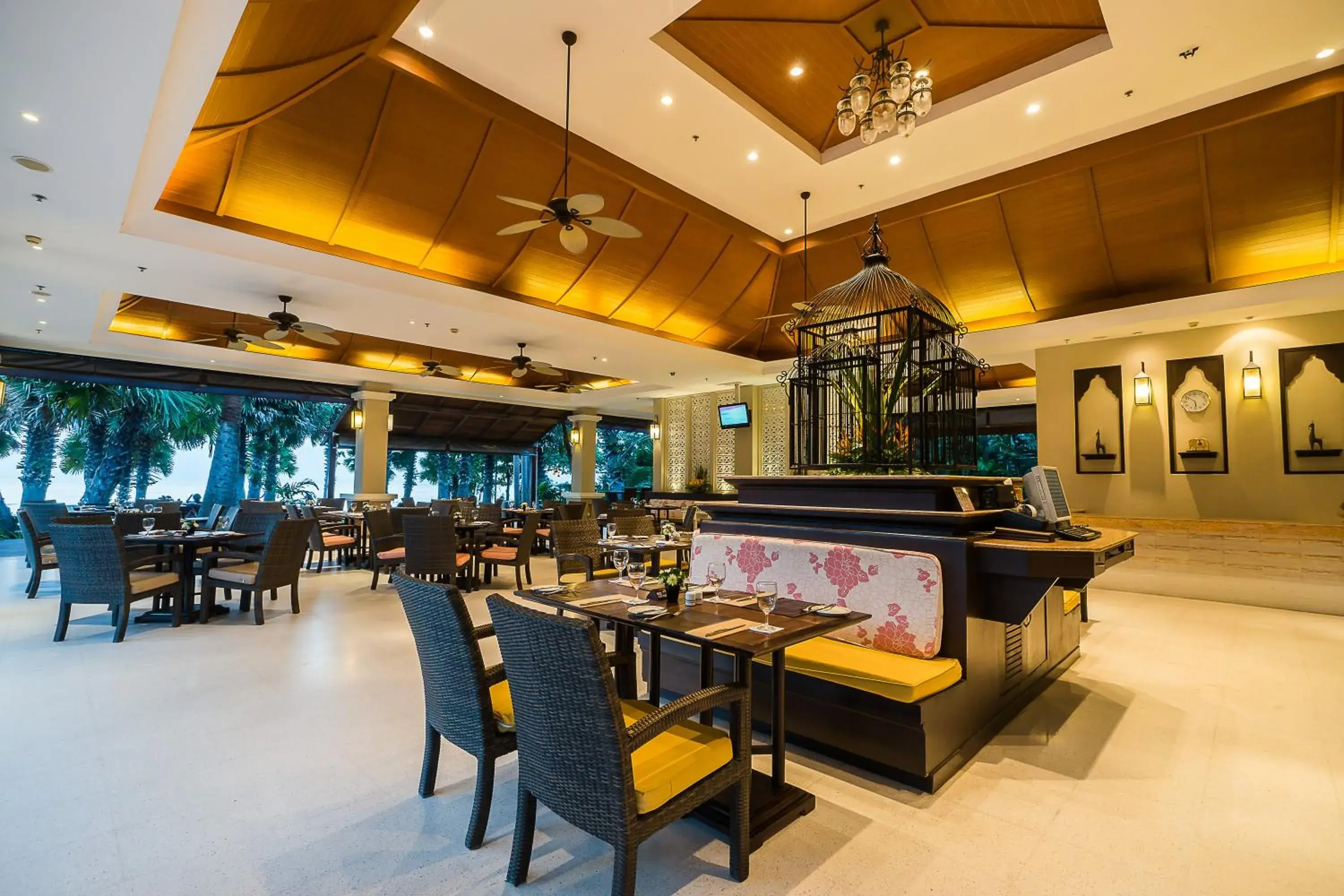 Restaurant/places to eat in Ravindra Beach Resort & Spa - SHA Extra Plus