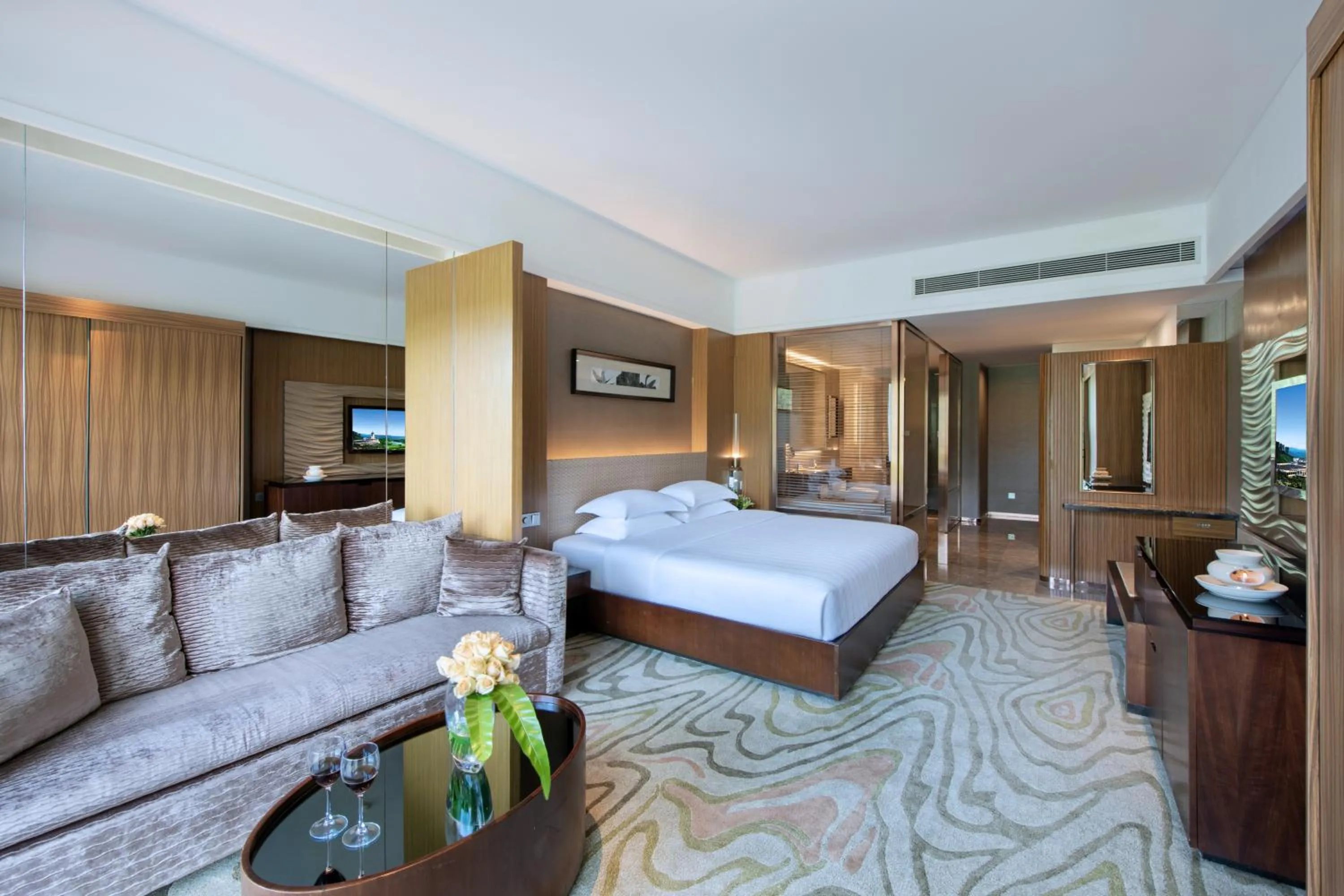 Photo of the whole room, Bed in Mission Hills Hotel Resorts Dongguan