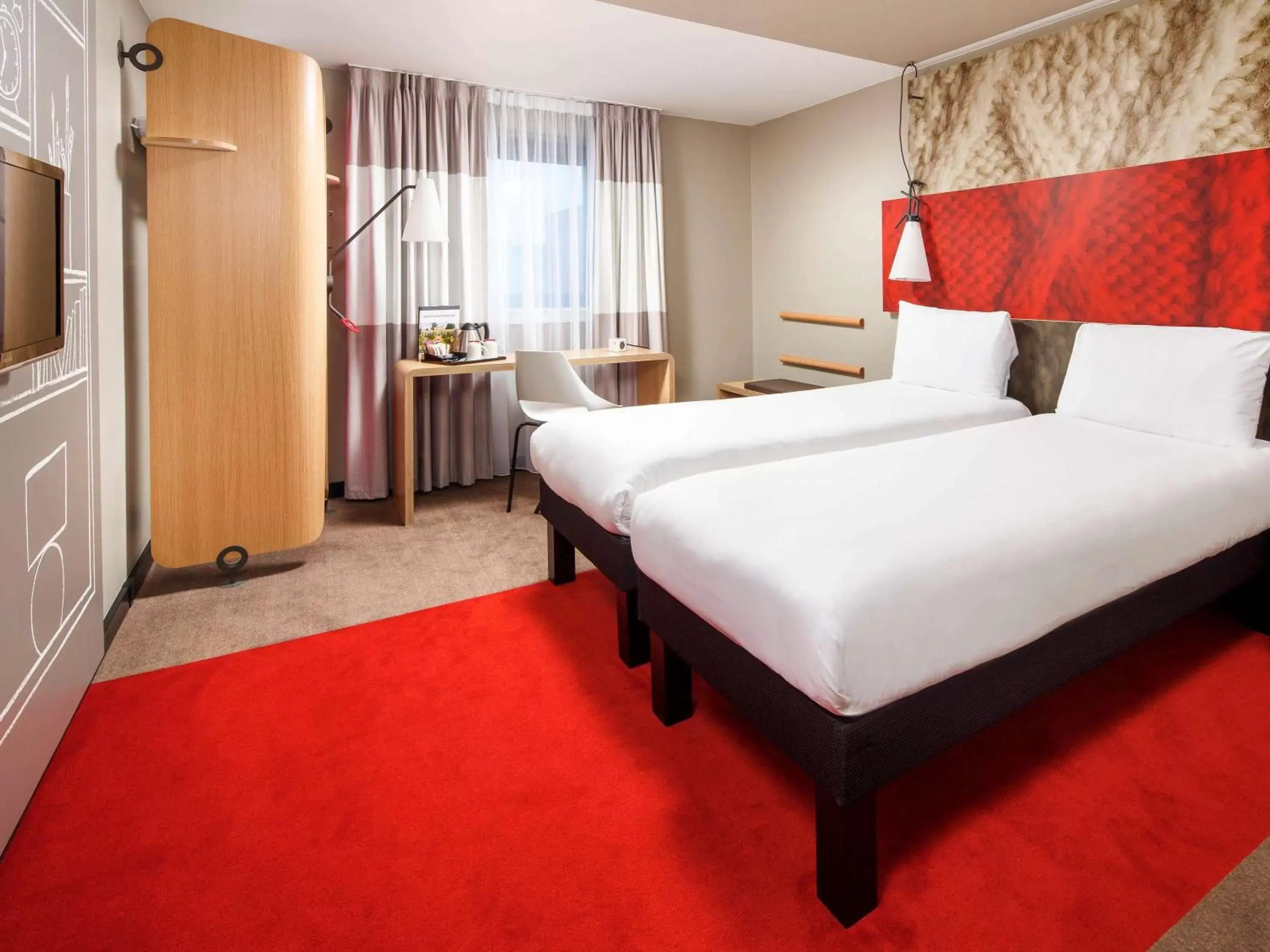 Photo of the whole room, Bed in ibis Rouen Centre Champ de Mars
