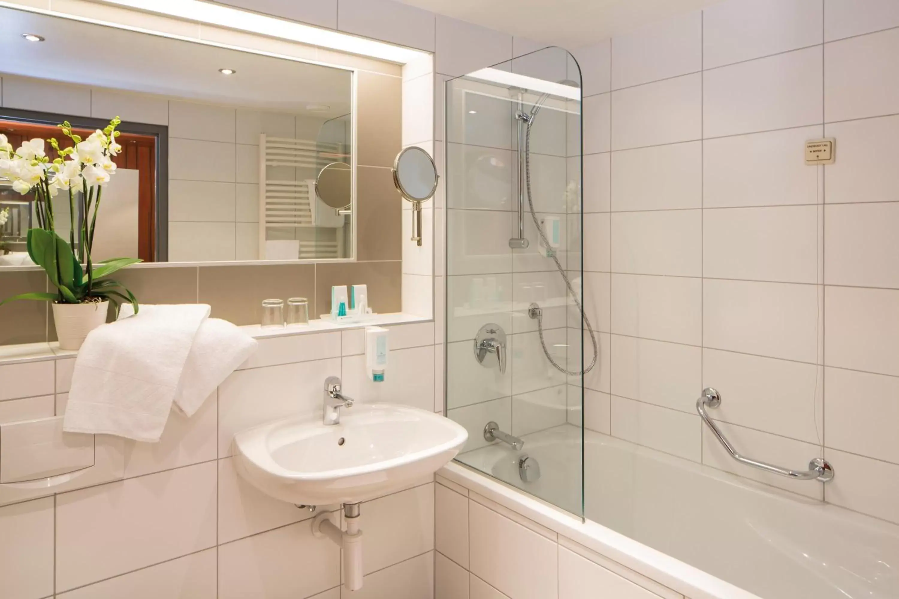 Shower, Bathroom in Austria Trend Hotel Europa Graz Hauptbahnhof