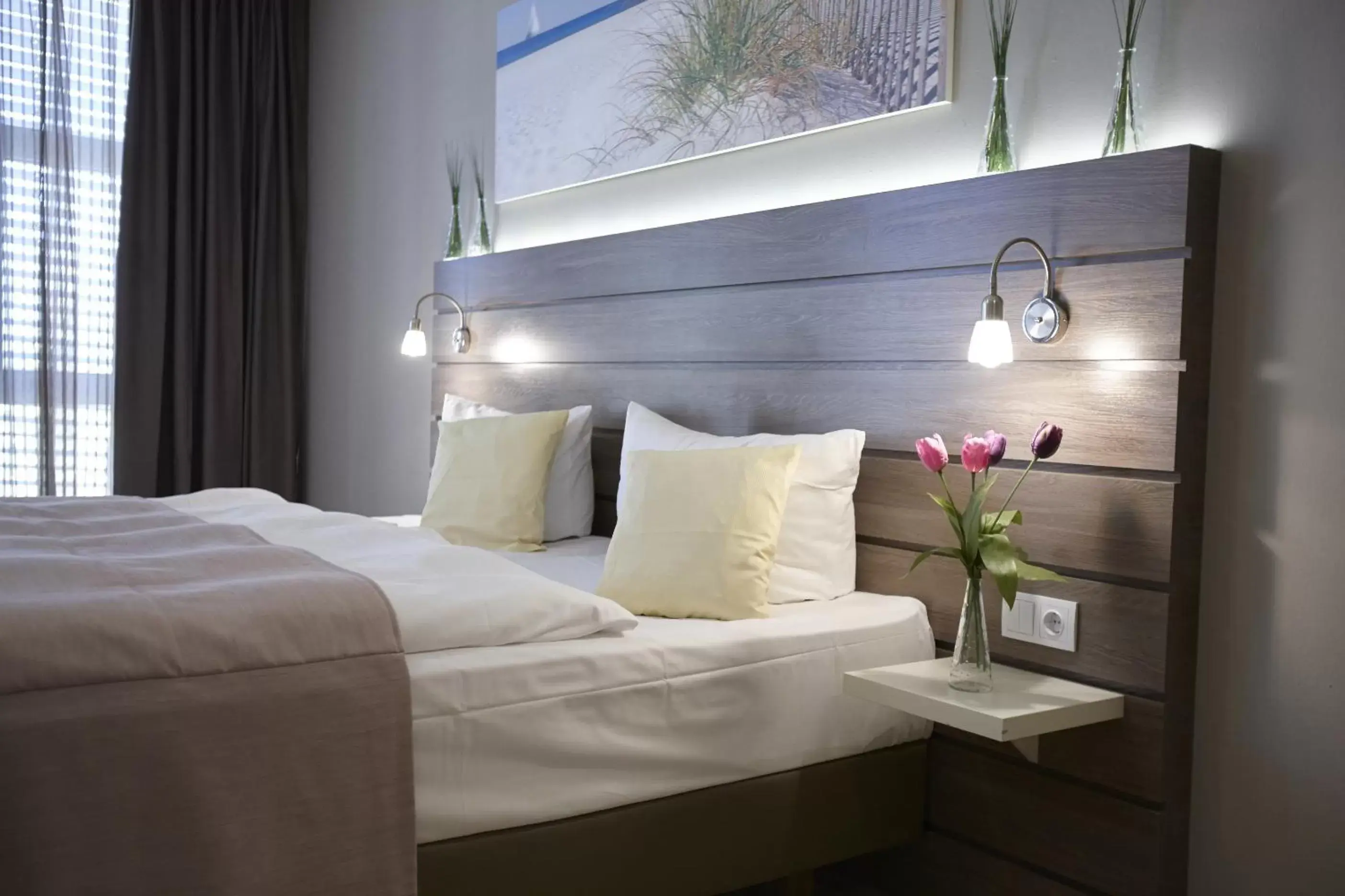 Photo of the whole room, Bed in Hotel Kiel by Golden Tulip Photo of the whole room, Bed in Hotel Kiel by Golden Tulip