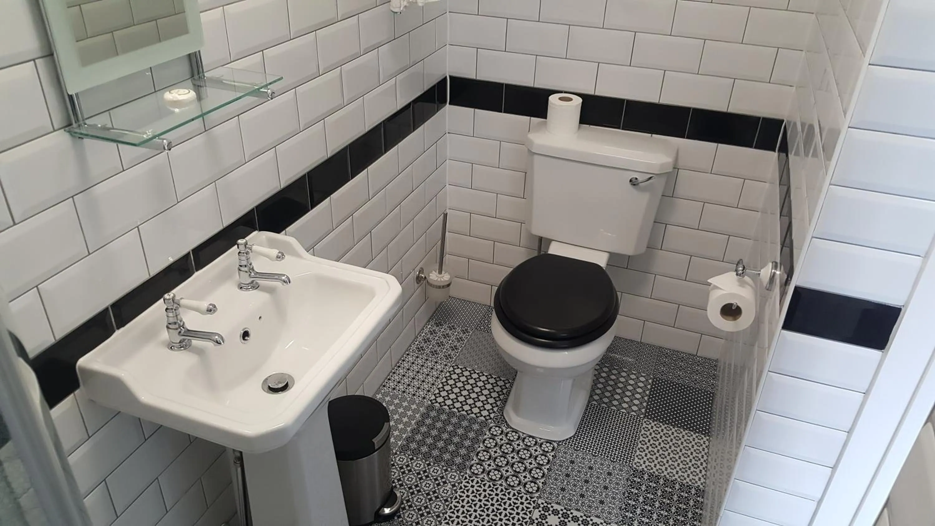 Bathroom in Rye Court Hotel