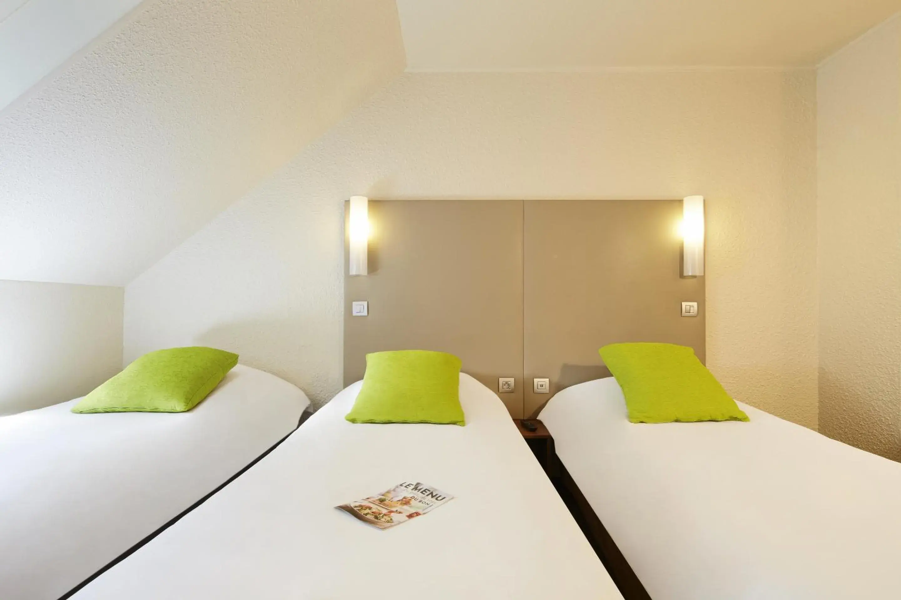 Bedroom, Bed in Campanile Hotel Compiegne