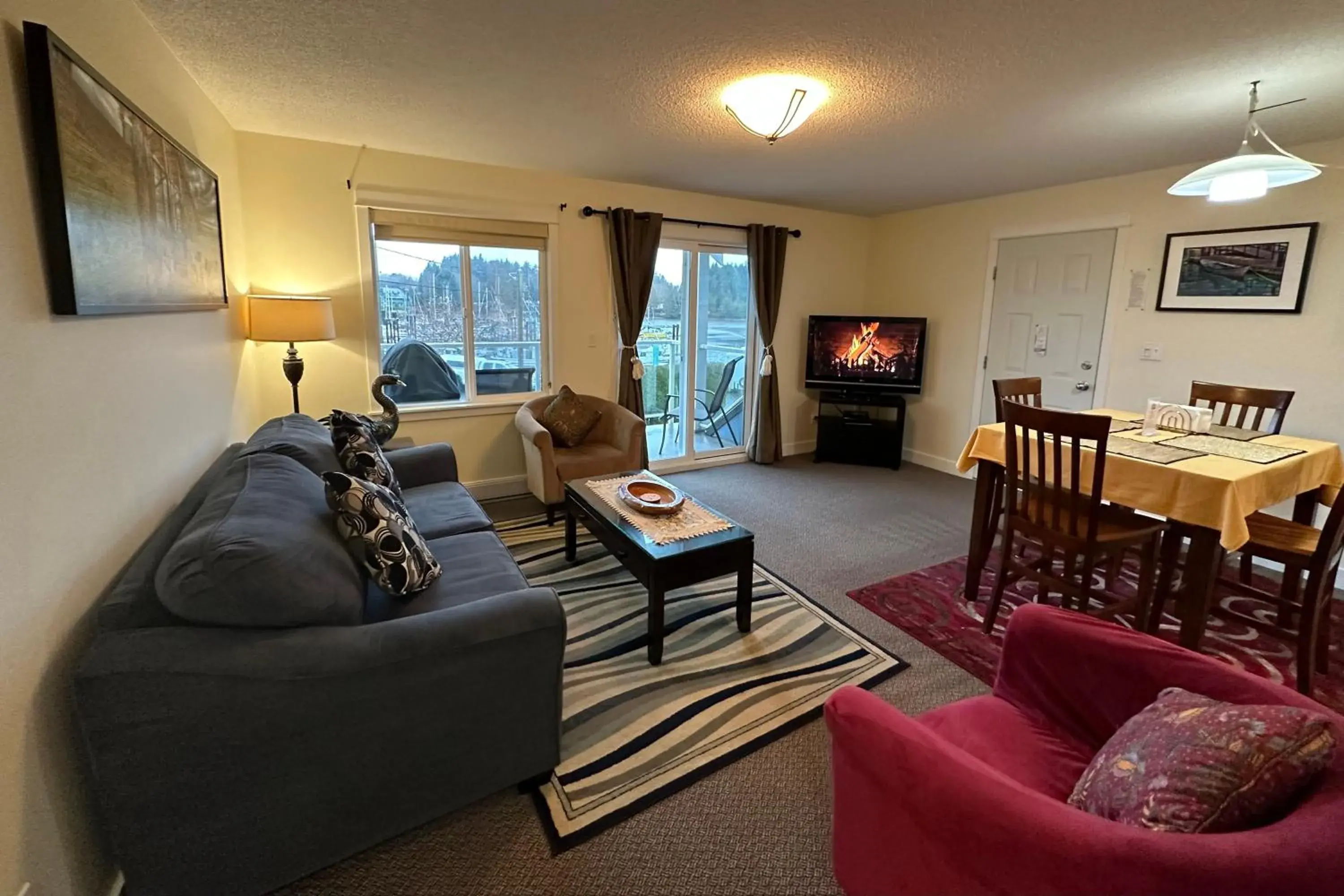 Living room, Seating Area in Bayshore Waterfront Inn