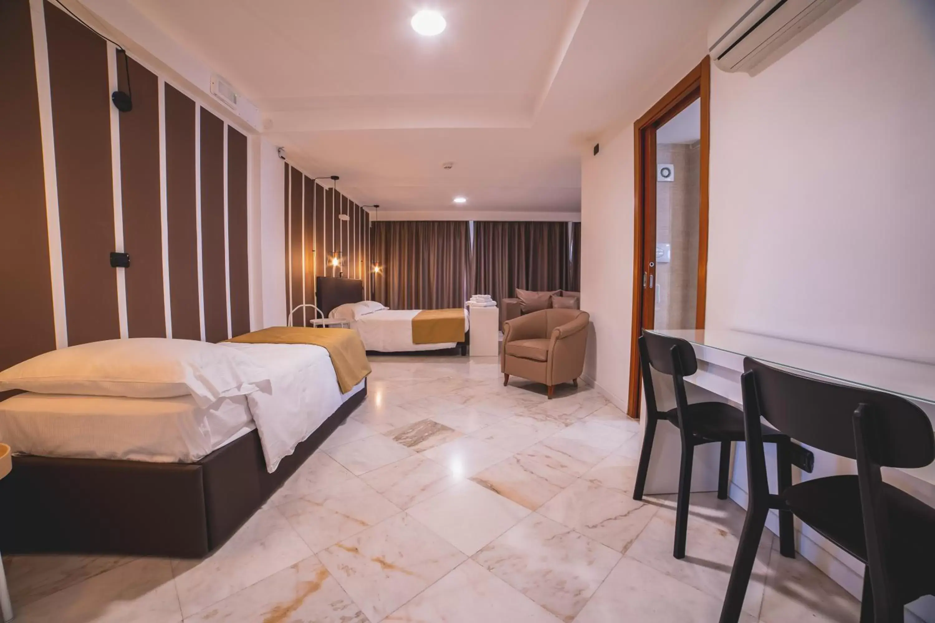 Bedroom, Seating Area in Hotel Continental