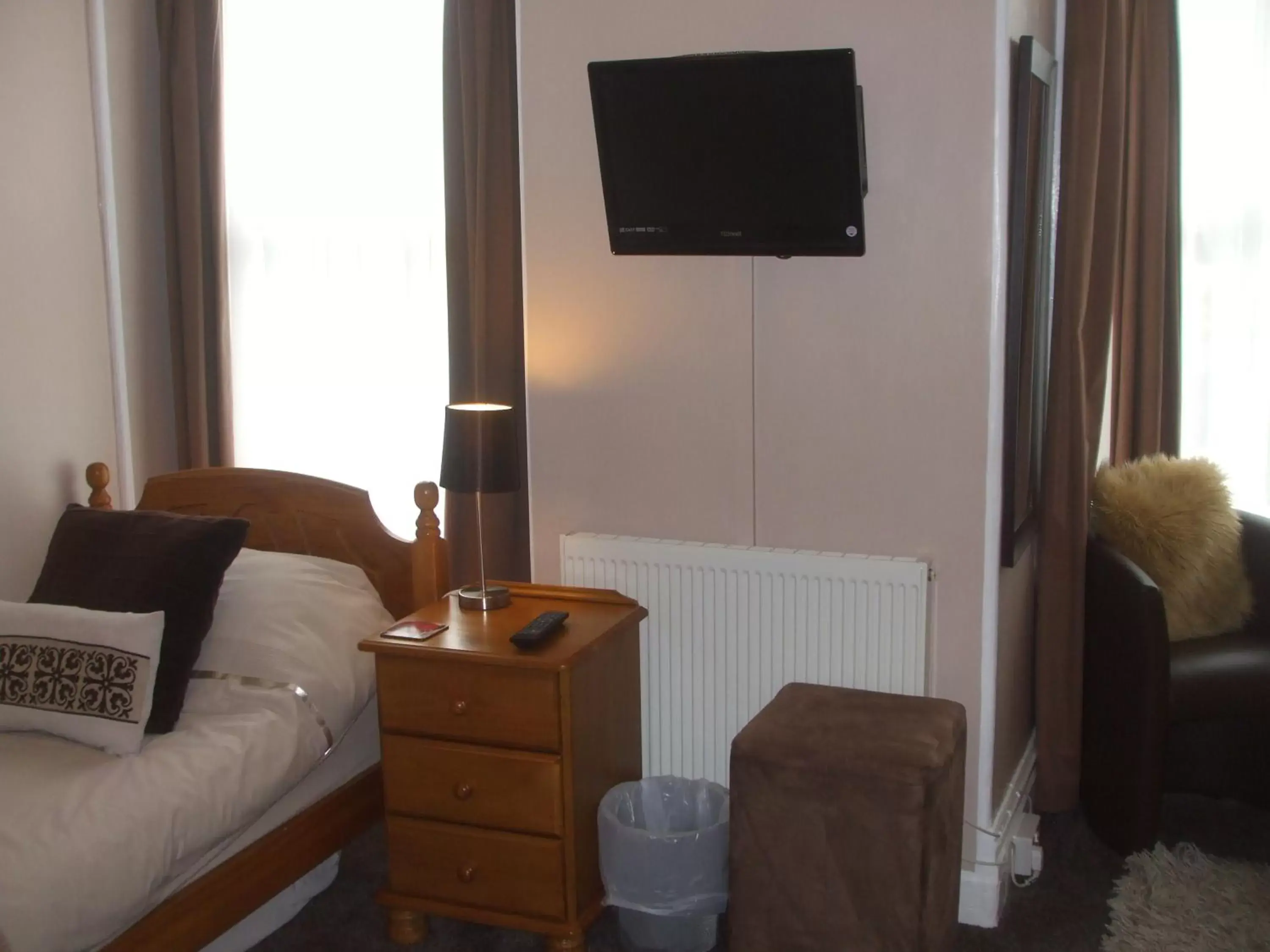 Bed, TV/Entertainment Center in Chiverton House Guest Accommodation