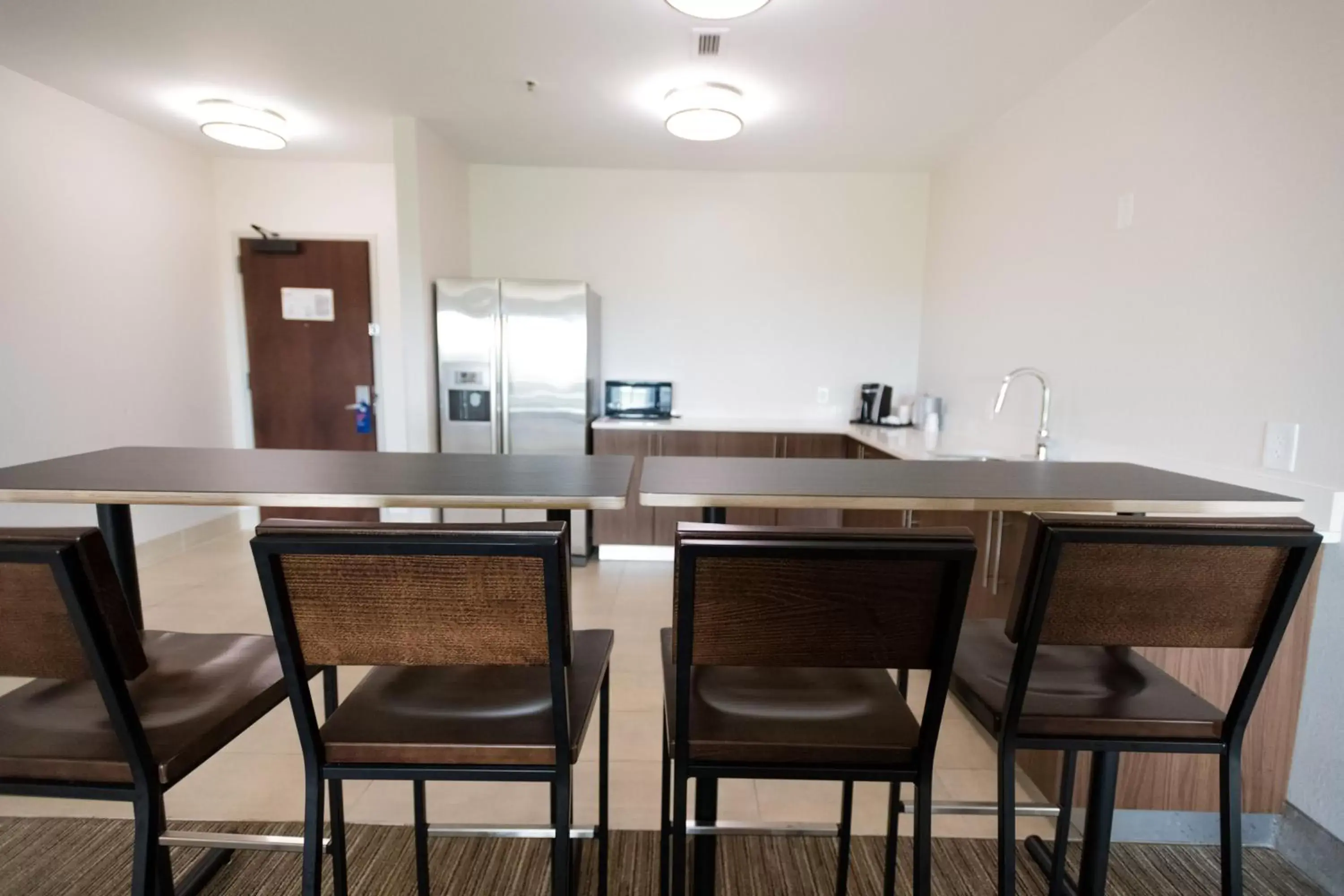 Photo of the whole room, Kitchen/Kitchenette in Holiday Inn Express & Suites Lexington North West-The Vineyard, an IHG Hotel