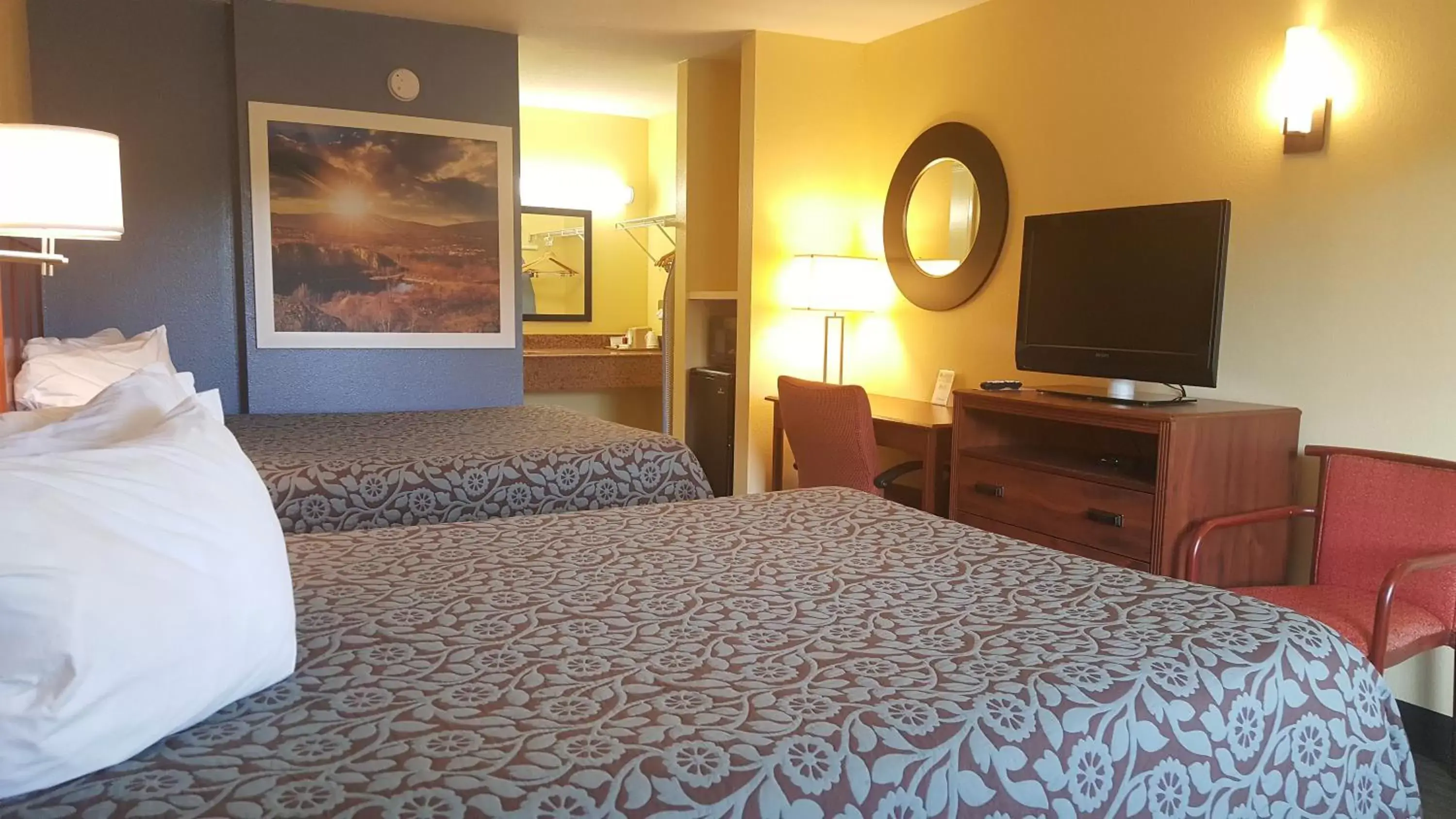 Bed in Days Inn by Wyndham Trenton