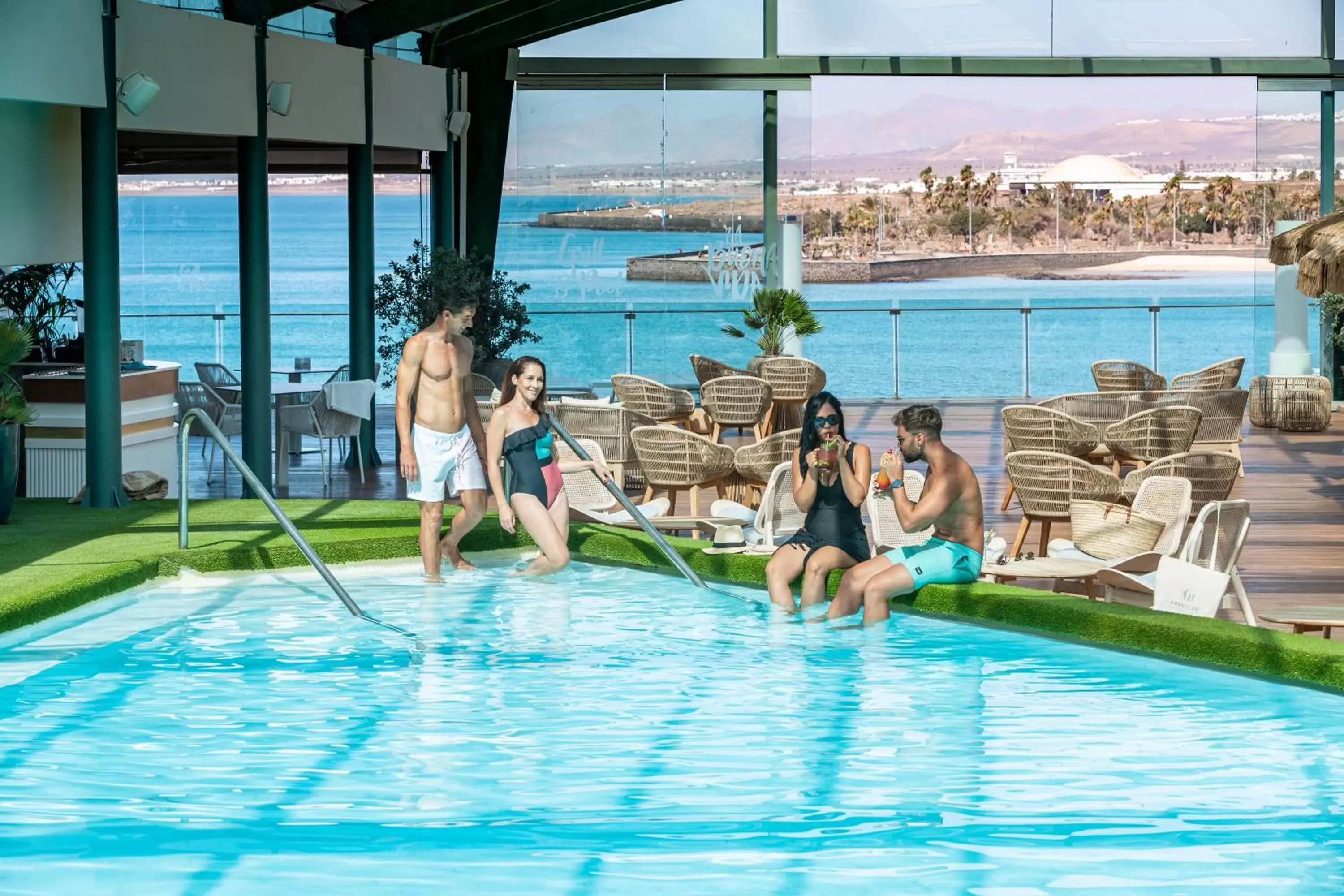 Solarium, Swimming Pool in Arrecife Gran Hotel & Spa